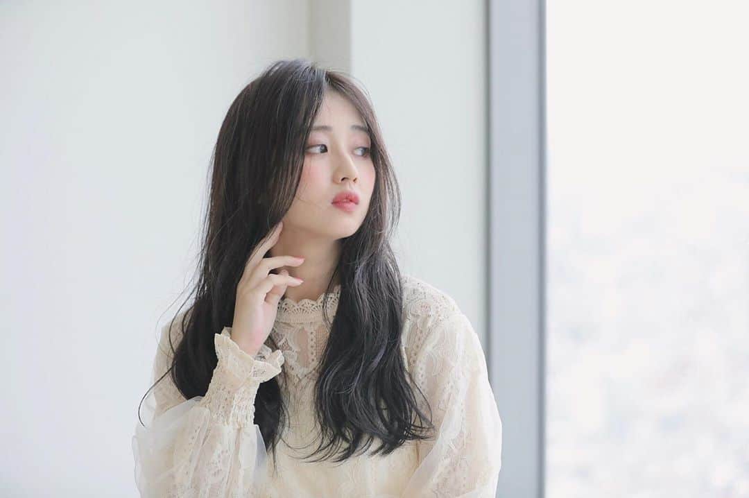 のインスタグラム：「この撮影の日も雨だった〜☂️  雨の日は精神的に晴れないし 曇った気持ちになって好きじゃない。 持病も悪化するし。  ってネガティブになるけど、 素敵にしてくれる美容師さんがいて、 素敵にとってくれるカメラマンさんがいて かわいいって言ってくださる友達とかフォロワーの人とかがいて、 って思うと、 幸せに溢れてる〜！  視野広く生きないと 自分の人生無駄にしてるなって 最近やっと気づいた。  #mery #hpb_hair  #camera #coupeモデル  #東京サロンモデル  #ビジョラダ #ビジョナビ  #撮影 #作品撮り #撮影モデル #ロングヘア #ゆるまき  #センターパート #ピンクリップ #ダークブラウン　 #レース #イルミナカラー #黒髪 #暗色 #艶髪 #秋メイク #秋ヘア  #お気に入り #お人形  #初台 #艶肌  #作品撮り  #被写体 #サロモ #サロンモデル  #撮影依頼募集中」