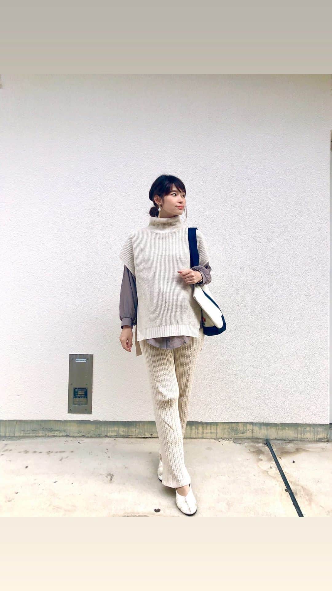 三佐和あやのインスタグラム：「こんばんは🌙 急に寒くなりましたね〜✨🤗もこもこアイテムがたくさん販売スタートしてます♪ @tanigawa24x さんのプロフィールURLから コレクション見てみてくださいね♪ 一点ものが多くておしゃれなブランドです🎉 ・ ・ ちなみに我が家は今夜も鍋、明日はお魚屋さんから蟹を取り寄せたので、蟹鍋🥘 毎日鍋でもいいくらいです😆✨💕 ﻿ #code﻿ ﻿  +*————————*+﻿  #pr #秋コーデ #きょこ #いつコ #シンプルコーデ #大人カジュアル #マタママ #ファッション #お洒落 #バッグ #コート #ブーツ#fashion #ootd #大人女子 #アラサー #アラフォー #大人可愛い #ママ #マタママ #ぷんにー #マタニティ #ママコーデ #30代コーデ」