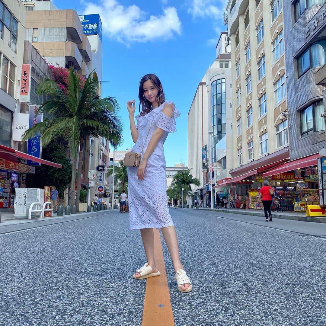 のインスタグラム：「沖縄！！！！ 行ってきました！！！ リフレッシュ！！！ 着損ねた夏服着れた！！！ かわいい！！！ . . ワンピースは @honeymihoney_official サンダルは @grl_official だよ〜 . . #grl #honeymihoney #沖縄 #那覇 #国際通り」