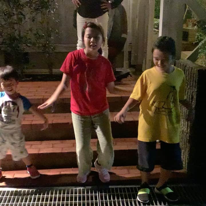 のインスタグラム：「３つ目連投 ネタがない。。。これでどうだ？？ #でたらめな踊り （てかこれ、当分の間３つずつ投稿しないと英五写真がずれちゃう😂）」