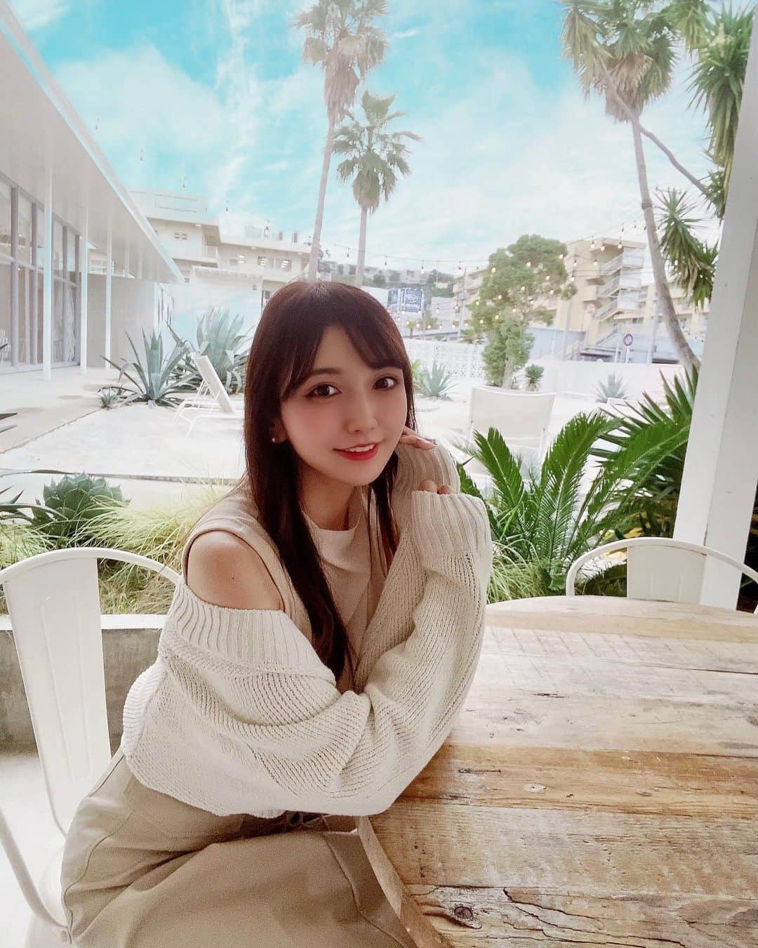 のインスタグラム：「. @thebeach_yokohama かわいい撮影スポットいっぱいあった🏝  . #frayid#cocodeal  #秋服#秋服コーデ」