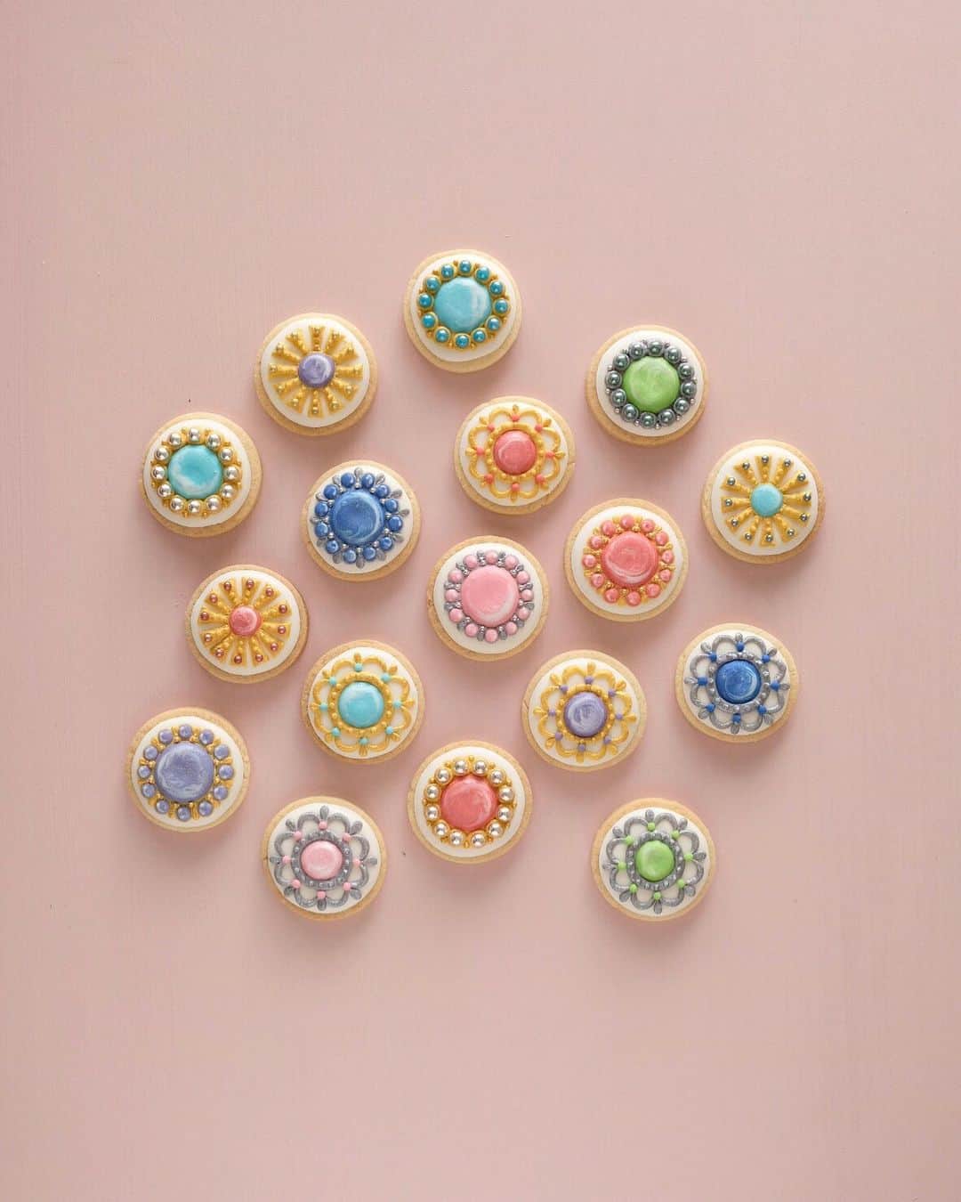 KUNIKAのインスタグラム：「Bijou cookies 🏵🏵🏵﻿ ﻿ もの作りに打ち込んでる人の話を聞くのが好き。﻿ 熱い思いを聞くと、わくわくするし、元気が出る。﻿ 普段の創作は1人でも、1人じゃない気になって頑張れる。﻿ とても尊敬しているアーティストさんのアトリエにお邪魔して一緒に作業をしながら、今日はそんな事を感じられた素敵な一日でした😌﻿ ストーリーズに載せたモザイクだけで何かわかった人がいたらすごいな...!😏 ﻿ #artofkunika﻿」