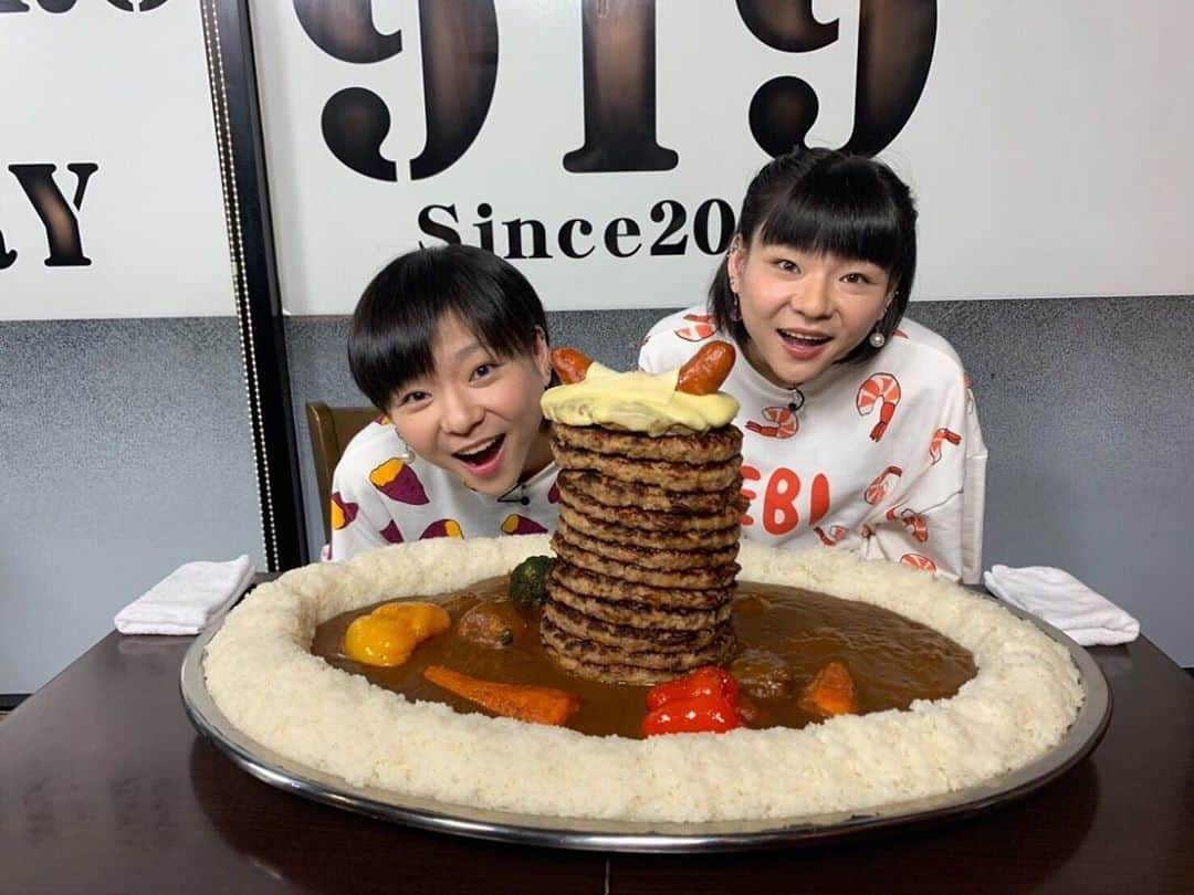 あこさんのインスタグラム写真 - (あこInstagram)「デカ盛りハンター、観て下さった皆様ありがとうございました🙇🏻 クイックカレーさんの巨大ハンバーグ城カレー🍛総重量13kg🔥迫力もそうやけど粘土のあるカレーでなかなか強敵でした…！でも、ハンバーグはジューシーで美味しくてスパイシーなカレーもお野菜もめちゃくちゃ美味しかった☺️💕店長さんのこだわりが詰まった一品！このデカ盛り作るの本当に大変やったやろうなぁって感動しながら食べた。本当に美味しかったです！ありがとうございました！ そして今回もPUNYUSさんにお洋服を衣装提供して頂きました☺️めちゃくちゃ可愛くないですか🥺もはや食べ物総柄全部可愛いんですけども🥺IMOとEBI🍠🦐PUNYUSさんの食べ物総柄シリーズ本当に可愛いし新作出る度にテンション上がる！視聴者さんからも頂くこともあって大切に着させて頂いております😭✨ #デカ盛りハンター #punyus  #はらぺこツインズ」10月16日 21時11分 - harapeko__ako