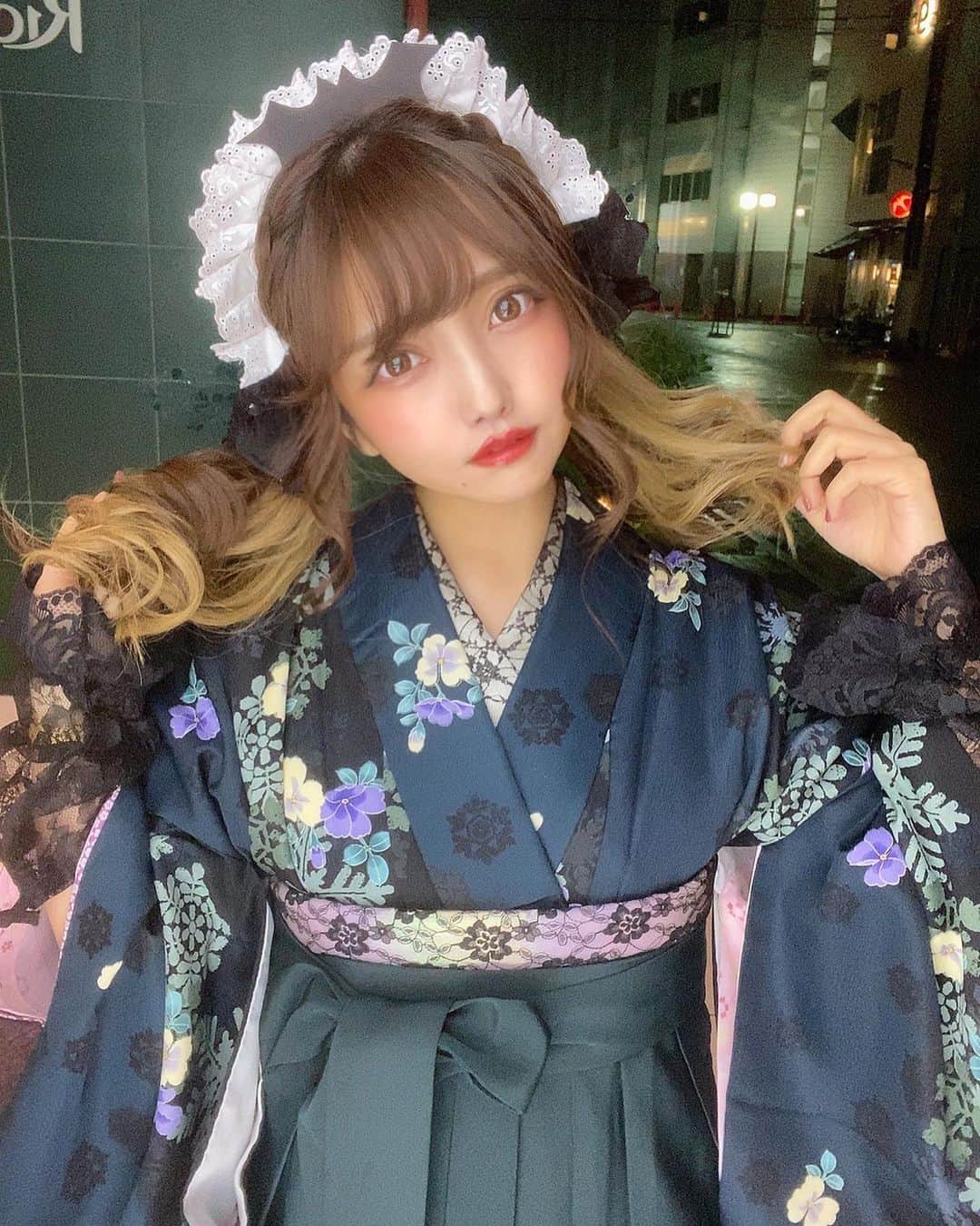 遠藤 玲奈 /endo renaのインスタグラム：「🥀🥀🎃🕸✝️🦇 ハロウィンに袴とかどーですか☻🥀？ . #ハロウィン #ハロウィンコーデ #袴 #ヘアアレンジ #浴衣ヘア #着物ヘア #メイド服 #Halloween #浅草さわだ屋 #巻き髪 #和装 #和服 #着物ヘア #浴衣コーデ #着物コーデ #サロンモデル #浴衣レンタル #ヤマナデ #ホーンテッドマンション #ホーンテッドマンションキャスト インナーカラー #アッシュ #グレージュ #袴ヘア #秋コーデ #ハロウィンコスプレ #ではないけど笑」