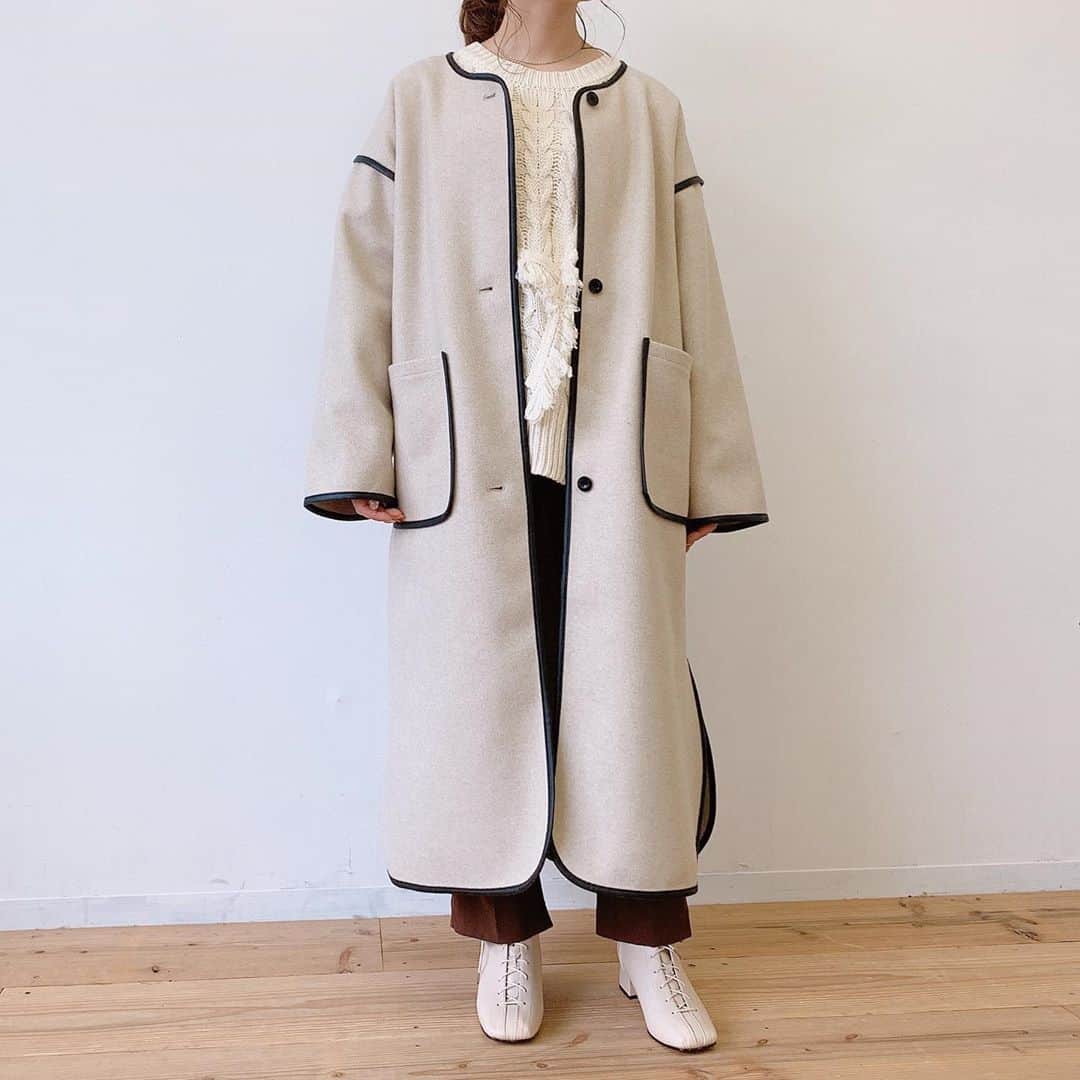 Vannie Officialのインスタグラム：「⠀  【VANNIE U 　ノーカラーパイピングロングコート】5,900+tax ⠀  トレンドド真ん中オトナコートをアップデート  ⠀ 《styling》 着るだけで旬ルック！ どんなコーデにも色味にも合わせやすい配色ロングコート。 パンツコーデに羽織ると足元がすっきり見えしてスタイルが縦長にスラっと見えます♡  ⠀ 《detail》 ボリュームTOPSを中に着てもぐずらないゆとりのあるアームホールと ノーカラーでハイネックやフードもINしやすいデザインに。 袖を折ると全体のシルエットと印象がガラッと変えられます◎  ⠀ 《fabric》 この冬大活躍間違いなしのウールタッチの温かみのある素材 ⠀ ⠀ ⠀ #vannie_u#ヴァニーユー #ZOZOでしか買えない⠀⠀ お問い合わせはDMまでご連絡ください‪‪☺︎‬」
