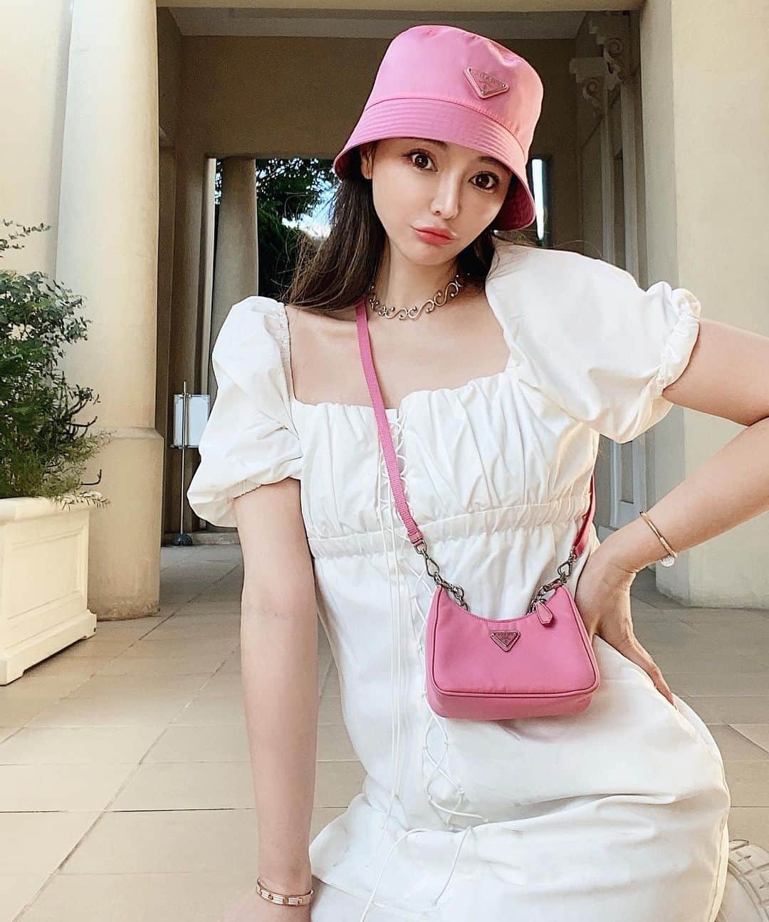 のインスタグラム：「White x Pink style. 好き! #fashiongram #fashionstyle #ootd #cwfashion  #fashiongram #christinewei #cwfashion #クリスティンウェイ #valmuer #adidasoriginals #ヴェルムーア」