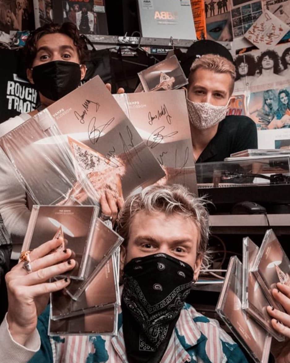 コナー・ボールのインスタグラム：「I WANT TO LIVE IN THIS PICTURE 🌸✨What’s your favourite song so far??? 🤩」