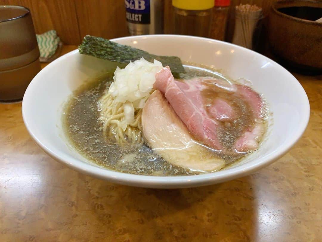 のインスタグラム：「中華そば 児の木@落合 純煮干しそば、ハーフ和え玉 久しぶりの訪問🎉 前は背脂煮干しをいただいたので今回は純煮干しを。 スープ一口め、煮干しの旨味とほんのりビターな風味を感じてグッと引き込まれる美味しさ🍥 麺はパツとした歯切れの良い食感でスープとよく合います。 和え玉は鶏油と醤油ダレが絡み、ザクとした食感の麺の風味をダイレクトに感じられて美味！ ハーフにしたので程よい満足感で最高でした🍜 気づけば丼がカラに。 まぜそばも気になります‥！ #susuru_tv #児の木 #落合 #東京 #純煮干しそば #和え玉 #うまい  #ラーメン #らーめん #ramen #ラーメン部 #ramennoodles #毎日ラーメン生活 #麺スタグラム #japaneseramen #japanramen #foodstagram #foodie #noodles #instanoodle #instaramen #instafood #susururecommended #煮干しラーメン #東京ラーメン #中野ラーメン」