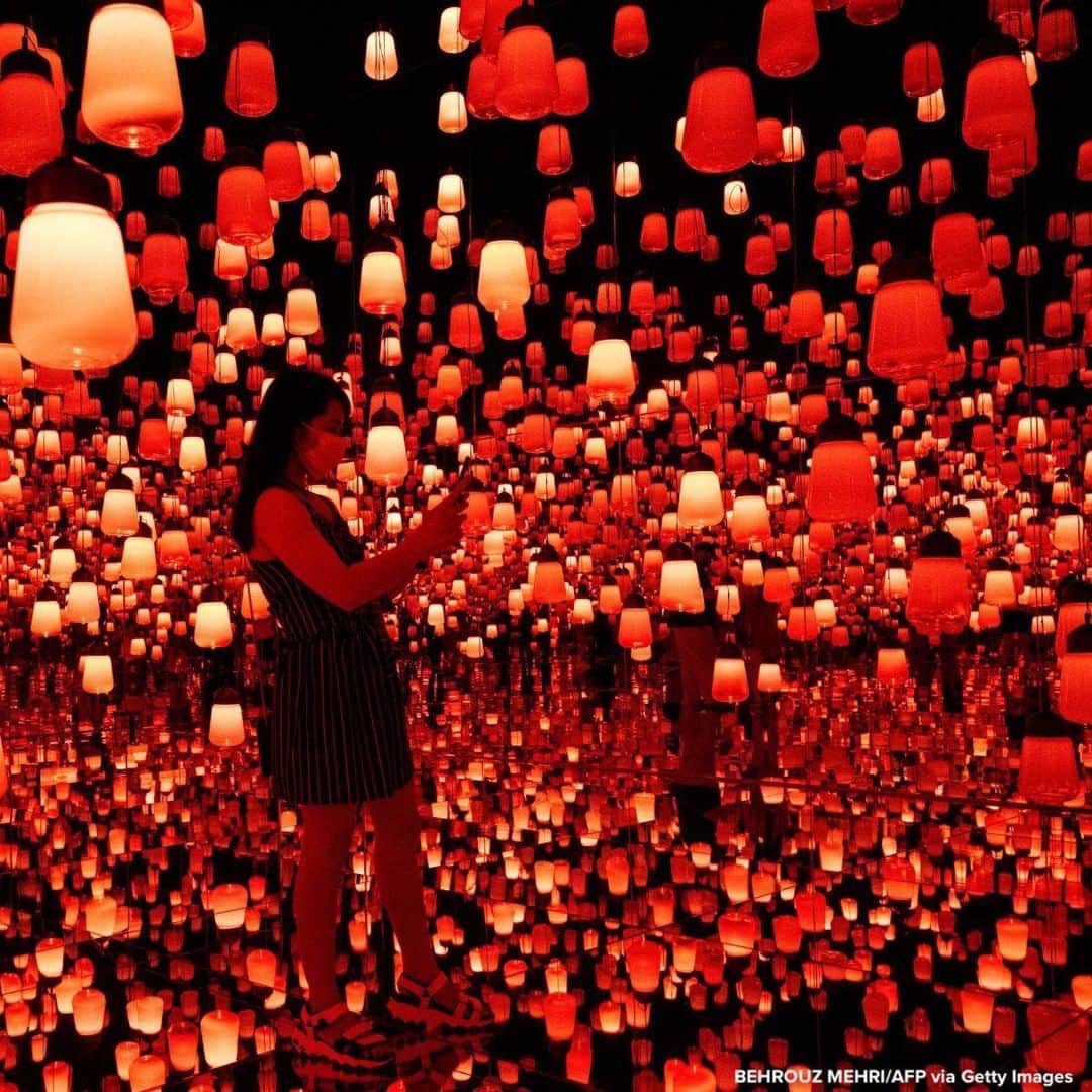 ABC Newsさんのインスタグラム写真 - (ABC NewsInstagram)「“Forest of Lamps” digital installation room features hanging lamps which illuminate as visitors near them, and the “Weightless Forest of Resonating Life” exhibit has balloons that change color as visitors touch them, in the TeamLab Borderless exhibition at Mori Building Digital Art Museum in Tokyo.」10月16日 21時13分 - abcnews