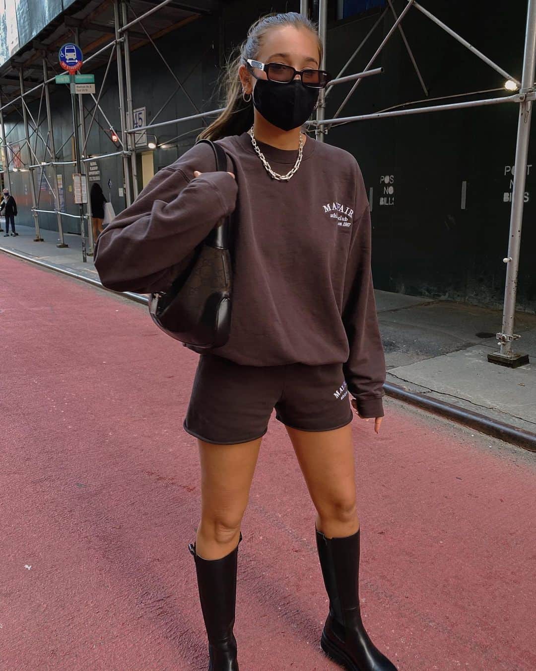 のインスタグラム：「Cozy but on a mission 🐻」