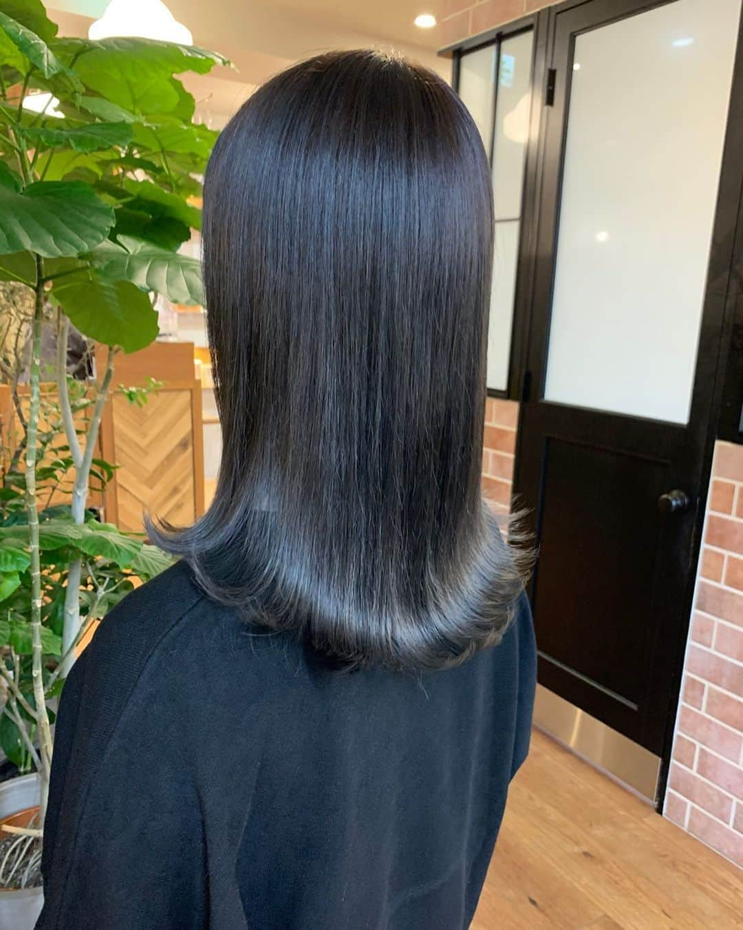 戸島花さんのインスタグラム写真 - (戸島花Instagram)「U-REALMginzaで @kaihatsu_tomoya 先生にカット✂️カラー👩🏻髪質改善トリートメント💆🏼‍♀️していただきました。 色はアッシュ６で、毛先がアッシュ6とパープル6の1:1です(聞いた通りに書いてみた)よくわかんないけど笑、めちゃくちゃ良い色です！！毛先がグレーっぽく見えたりもして絶妙🥺🥺 ありがとうございました！！！！ #urealm #urealmginza #cut #color #treatment #髪質改善トリートメント #くすみカラー #アッシュ」10月16日 21時15分 - tojima_hana