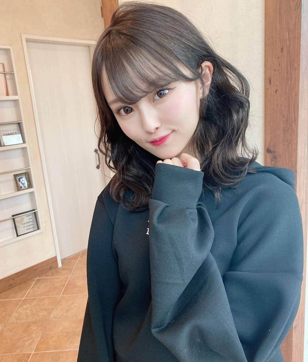 吉田恵美さんのインスタグラム写真 - (吉田恵美Instagram)「中塩さん @naka0523 に 久々にカラーしてもらいました❤️  透明感あるグレーがとってもかわいい！清楚！！  いつもありがとうございます！  #アッシュグレー #暗髪カラー #清楚系女子 #透明感カラー」10月16日 21時16分 - _yoshida_megumi