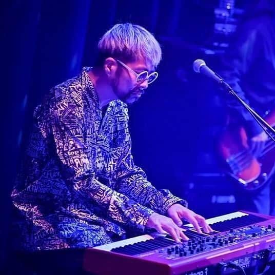 azumiのインスタグラム：「【バンドメンバー紹介③】 キーボード SWINGO(FLYING KIDS)  渋谷アンダーグラウンド界隈からRHYMESTERやCHARAさん、堂本剛さん、Doberman Infinity、最近はFLYING KIDS加入など根底にブラックミュージックが流れているアーティストから引っ張りだこ。後期ワイヨリカのライブやレコーディング始め、Azumiソロではポップスからジャズまでプロデュース、ライブサポートと「SWINGOさんいるから超安心！」と絶大の信頼感を与えバンマスに君臨する名プレイヤー。何が出てくるかわからない膨大な引き出しから飛び出すソロやフレーズにいつもワクワク。 そしておびただしい知識量から生まれるウンチクは飲みの席では欠かせない。いつも楽しい。ありがとう。  @swingo45  10/20 ビルボードライブ大阪でぜひ。  http://www.billboard-live.com/pg/shop/show/index.php?mode=detail1&event=12240&shop=2  20th Anniversary Premium Live-who said “La La…”? Billboard Tour 2020-﻿ 9/19(Sat) @billboardlive_tokyo ※終了﻿ 10/20(Tue) @billboardlive_osaka﻿  #billboardlive #Wyolica #billboardlivetokyo #livereport #livephoto﻿  #swingo  ﻿ Photo：Masanori Naruse」