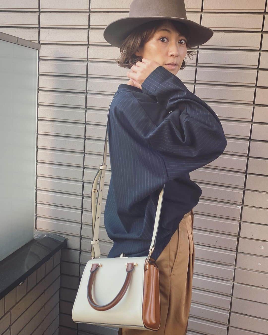 畑野ひろ子のインスタグラム：「かなり寒くなってきましたね❄️  今日は、オードリーヘップバーンが映画でも持っていたブランド　@serapianmilano のバッグを斜めがけに。  そのセラピアンポップアップストアが、10/15（木）～10/28（水）シジェーム ギンザ（Ginza Six 2階）にて開催していますよ😊  #ootd」