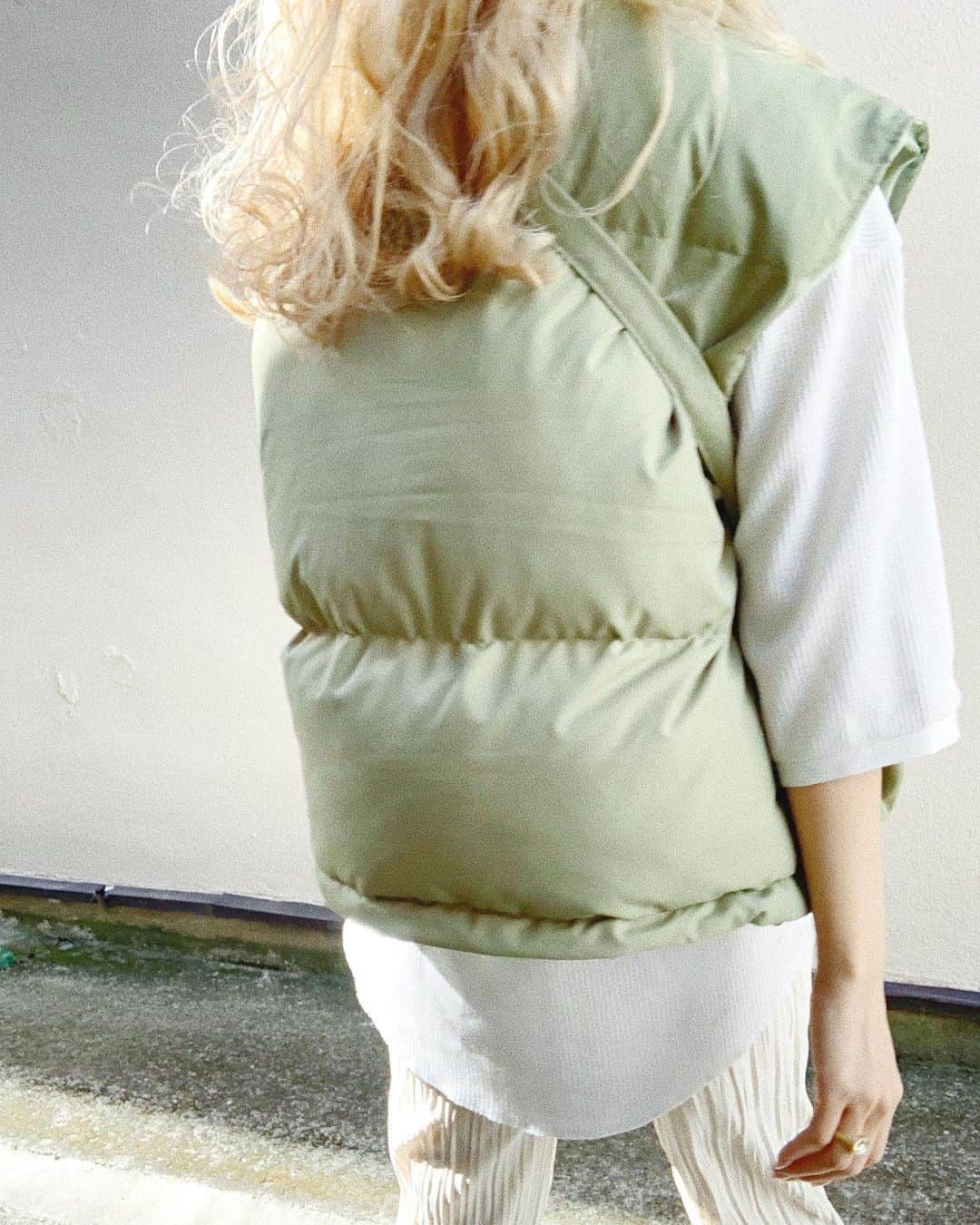 中谷愛さんのインスタグラム写真 - (中谷愛Instagram)「Airy down vest.. 来週10.22発売です🤚🏻❤︎ さりげなくmini bagも付いてくるよ🤫,,, ○white  ○khaki  ○black の3カラー、 おたのしみにっ💘 #lit.」10月16日 21時21分 - aixox3