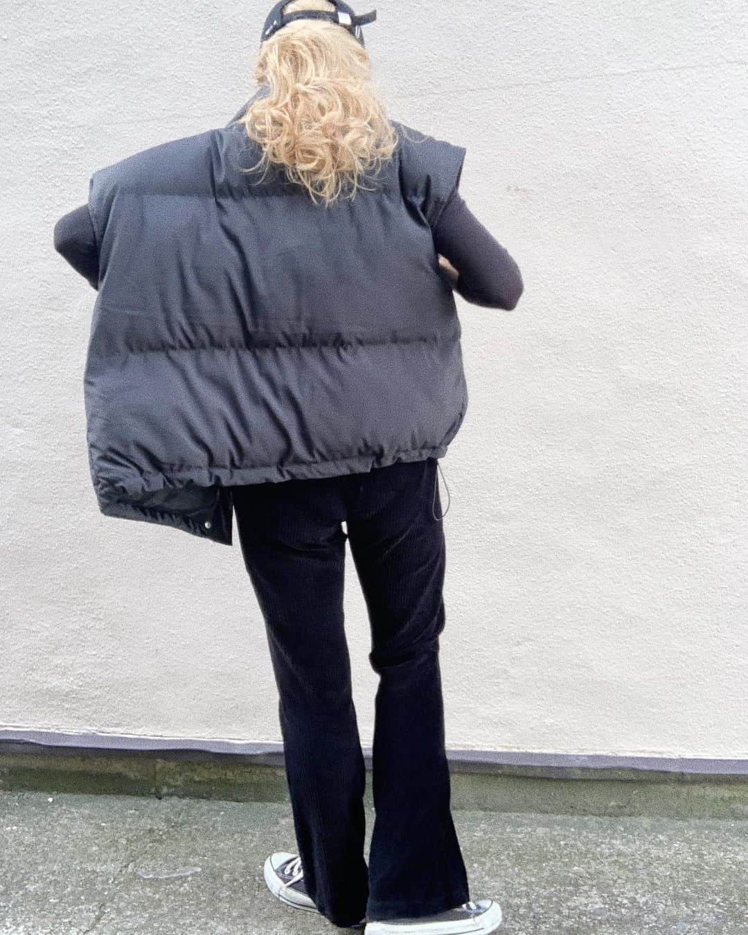 中谷愛さんのインスタグラム写真 - (中谷愛Instagram)「Airy down vest.. 来週10.22発売です🤚🏻❤︎ さりげなくmini bagも付いてくるよ🤫,,, ○white  ○khaki  ○black の3カラー、 おたのしみにっ💘 #lit.」10月16日 21時21分 - aixox3