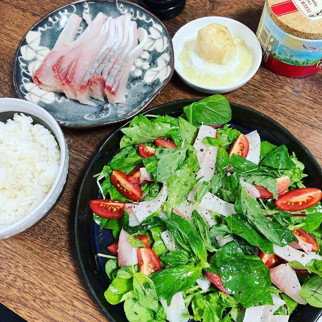 久保ミツロウのインスタグラム：「カンパチをサクで買ってきて、［刺身で白飯食べたい＋カルパッチョにして食べたい］が両取りで叶った良い孤食記録です。」