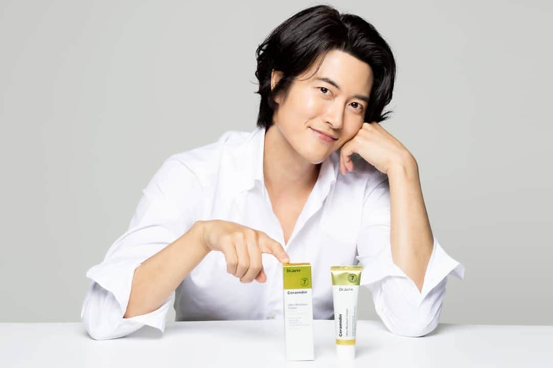 ジェヒのインスタグラム：「닥터자르트의 신제품 '세라마이딘 울트라 모이스쳐 크림' 이 드디어 내일! 여러분들께 선보입니다♥  10월17일 오후12시 40분 롯데홈쇼핑 찐뷰티  저도 함께 나와요~♥ . . . #닥터자르트#신제품#세라마이딘 #롯데홈쇼핑#찐뷰티」