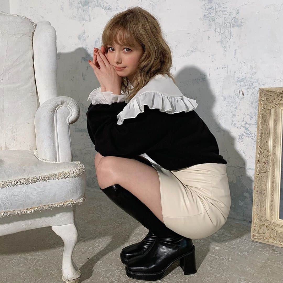 柴田あやなのインスタグラム：「自分でメイクするときはいつも薄めだけど 撮影の時に濃いメイクしてもらえるの楽しい😚  めちゃくちゃ話変わりますが 鬼滅の刃の映画見に行きたいんだけど、Netflixでアニメしか見れてない人でも楽しめるのかな〜」
