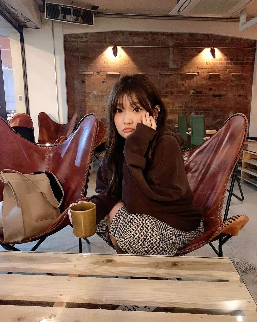いっちゃん/嶋津 いつみのインスタグラム：「. . 大好きなカフェ☕️✨ . . . . お酒のめへんから ご飯の後は絶対カフェ行っちゃう🙄❤️ . . . . . 夜カフェは静かで ゆっくりした雰囲気が良い🌙🐈 . . . . . .  #関西  #関西サロモ  #サロンモデル #サロモ #いっちゃん  #フリーモデル #関西モデル  #あざといっちゃん #かわいっちゃん #いっちゃんコーデ #ブライダルモデル #アレンジモデル #ヘアカラー  #ヘアアレンジ #くしゃ顔」