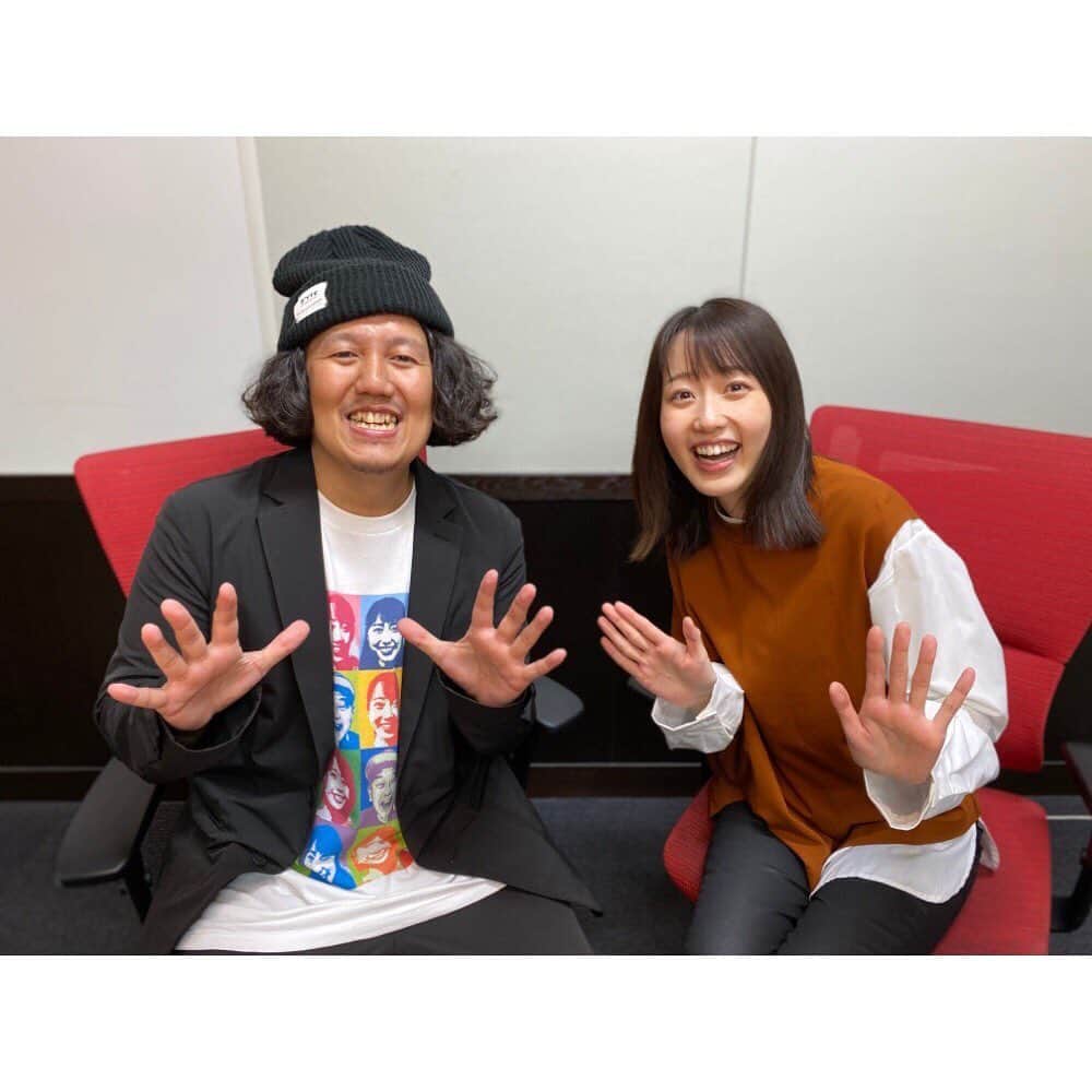 河村綾奈のインスタグラム：「いひひ。つながっちゃいました☺️ オオクボックスこと大窪シゲキさん、 オンエア後、いただいたメールぜーんぶに 真剣に、そして時に嬉しそうに目を通されていました。 エンディングには、舟入高校の先輩である神原隆秀さんもご出演。 本家"GOOD JOG"‼👍を頂戴しました︎🙇‍♀️🍀 AMもFMもごちゃまぜにしちゃう2時間40分。 世代を超えてたくさんの人に ラジオ楽しいって思ってもらえたらいいな。  #9ジラジ　＋　#ごぜん様さま　＝ #ごぜん9時ラジオ　(笑)」