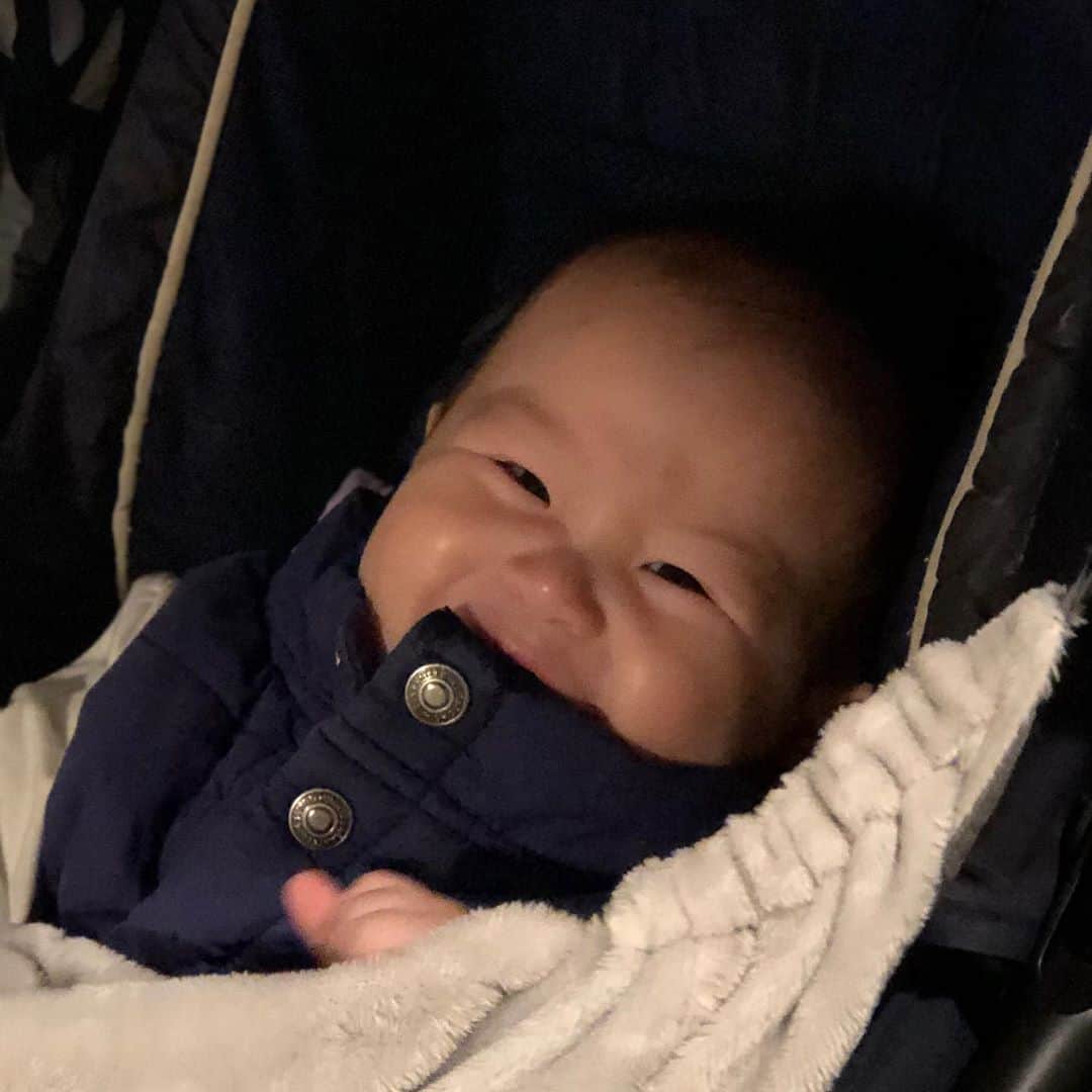 川島章良のインスタグラム：「. . . すごい笑顔でご機嫌ちゃんなきっぺいくん  ちょっとお散歩に外に、、  うん？  外出て数秒後にもう寝てた。  はや！  いや可愛いな。  そんで帰ってきたら、すぐ起きた。  寝ないよねー。笑笑  #きっぺいくん #寝起き #親バカ部」