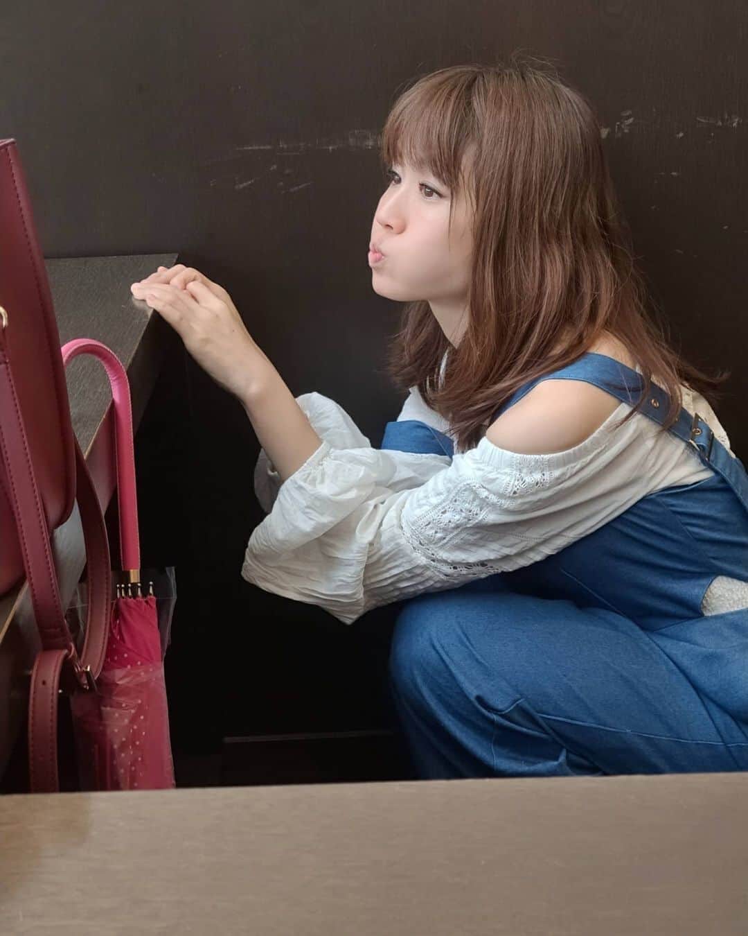 のインスタグラム：「コビトカバにうんち💩をとばされて落ち込むようこ🤣🤣🤣﻿ ﻿ ﻿ ﻿ ﻿﻿ ﻿﻿﻿﻿﻿﻿﻿﻿﻿﻿﻿﻿﻿﻿﻿﻿﻿ 17ライブというライブ配信アプリをしています❤️﻿﻿﻿﻿﻿﻿﻿﻿﻿﻿﻿﻿﻿﻿﻿﻿﻿ アプリをダウンロードしていただいて﻿﻿﻿﻿﻿﻿﻿﻿﻿﻿﻿﻿﻿﻿﻿﻿﻿ ようこ❤️🌸❤️🌸﻿﻿﻿﻿﻿﻿﻿﻿﻿﻿﻿﻿﻿﻿﻿﻿﻿ と検索していただくと見れます✨﻿﻿﻿﻿﻿﻿﻿﻿﻿﻿﻿﻿﻿﻿﻿﻿﻿ 19時頃から配信してます。﻿﻿﻿﻿﻿﻿﻿﻿﻿﻿﻿﻿﻿﻿﻿﻿﻿ おうち時間にぜひ🤭﻿﻿﻿﻿﻿﻿﻿﻿﻿﻿﻿﻿﻿﻿﻿﻿﻿ #ライブ配信#配信﻿﻿﻿﻿﻿﻿﻿﻿﻿﻿﻿﻿﻿﻿﻿﻿﻿ #アプリ#17ライブ﻿﻿﻿﻿﻿﻿﻿﻿﻿ ﻿﻿﻿﻿﻿﻿﻿﻿﻿ #グラビア#インスタグラビア﻿﻿﻿﻿﻿﻿﻿﻿#綺麗になりたい﻿﻿﻿﻿﻿﻿ #セクシー#sexy#笑顔#ダイエット﻿﻿﻿﻿﻿﻿﻿﻿﻿﻿﻿﻿﻿﻿﻿﻿﻿ #diet#美容#美容好きな人と繋がりたい﻿﻿﻿﻿﻿﻿﻿﻿﻿﻿﻿﻿﻿﻿ #上野動物園#コビトカバ」