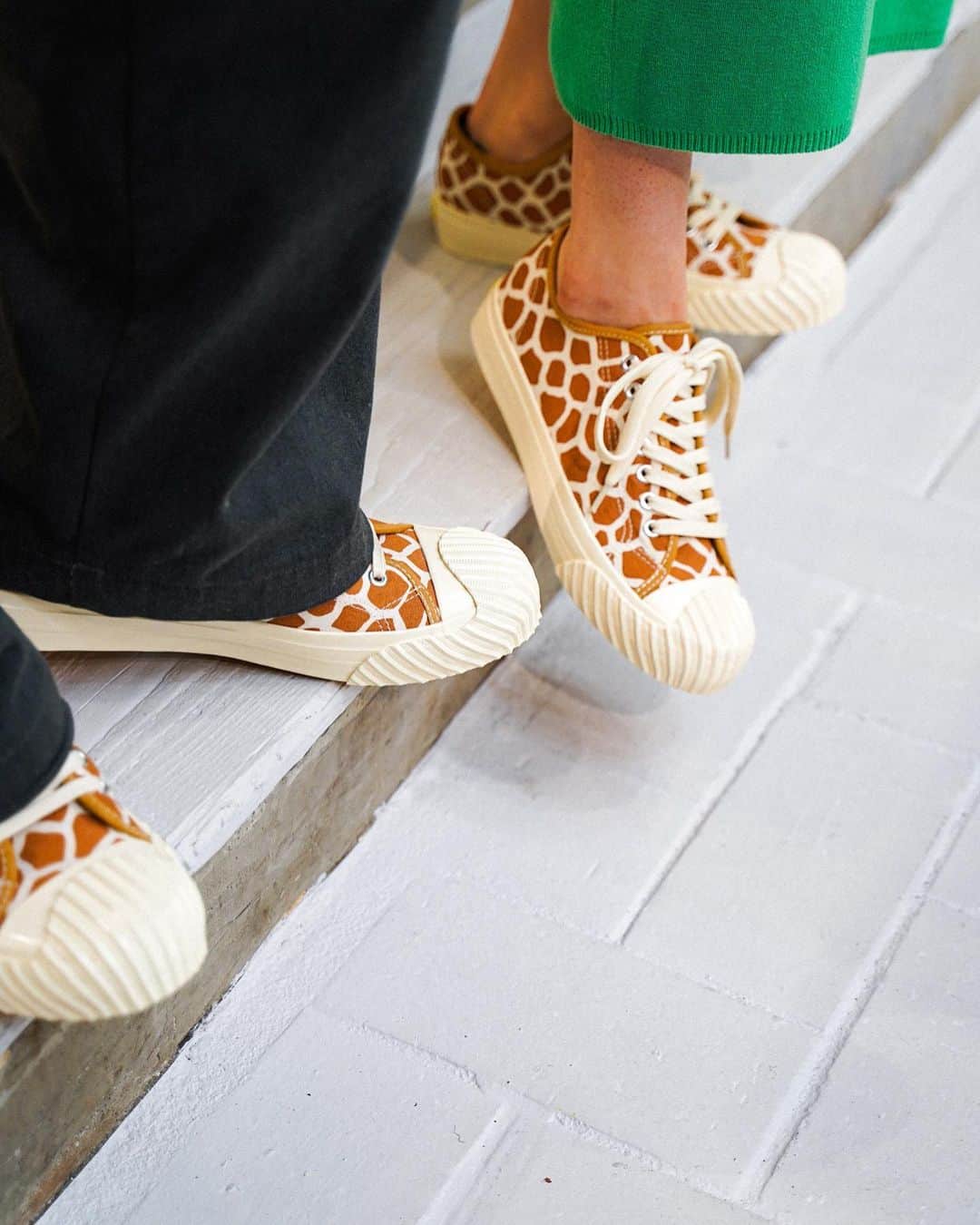 JOINT WORKSさんのインスタグラム写真 - (JOINT WORKSInstagram)「﻿ ﻿ 《 Amber Wall 》﻿ ﻿ Amber Wall DANRO LOW PLUS*giraffe﻿ ￥6,500+tax﻿ SIZE : 22.5 , 23.5 , 24.5 , 26.5 , 27.5 , 28.5﻿ ﻿ 【Amber Wall / アンバーウォール】﻿ 2019SSにデビューしたユニセックスシューズブランド『Amber Wall』﻿ ユニセックスで履けるデイリーユースな靴を提案しています。﻿ 特徴は二重に設計されたインソールと日本人の足型に合わせて作られたLAST(木型)が生み出す特別な履き心地。﻿ 国産(倉敷/高島)帆布をアッパーに使用することで、耐久性を高め、ぬくもりのある雰囲気を作り出しています。﻿ ご質問等はお気軽にDMやコメント欄にお申し付けください🙏🏻﻿ ﻿ ---------------------------------------------------﻿ ﻿ ■JOINT WORKS新宿ルミネエスト　POP UP SHOP﻿ ﻿ 〒160-0022 東京都新宿区新宿3-38-1 B1F﻿ 営業時間　11：00～20：00﻿ 電話番号　080-4187-2646﻿ ﻿ ✔JOINT WORKS 新宿﻿ 東京都新宿区新宿4-1-7﻿ 035-363-7572﻿ ﻿ ✔JOINT WORKS マークイズみなとみらい﻿ 神奈川県横浜市西区みなとみらい3-5-1 MARK IS みなとみらい2F﻿ 045-640-0177﻿ ﻿ ✔JOINT WORKS ららぽーとTOKYO-BAY﻿ 千葉県船橋市浜町2-1-1 ららぽーとTOKYO-BAY 南館1F﻿ 047-421-7101」10月16日 21時33分 - jointworks.jp