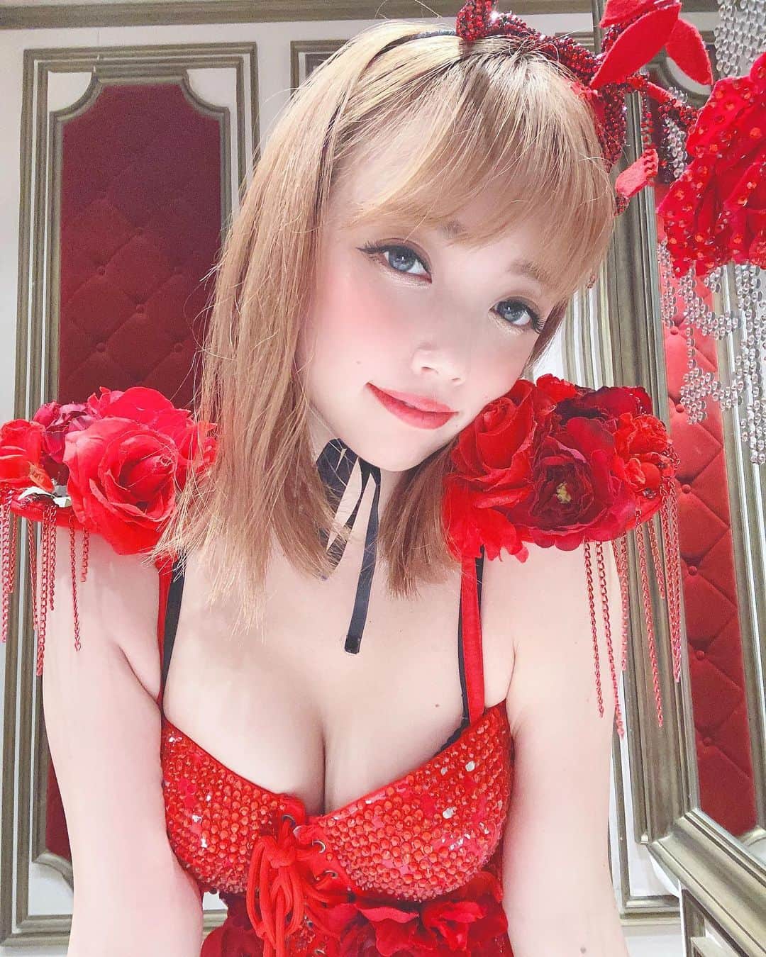 yokoのインスタグラム：「. 🌹🖤🤍🖤 . . おやすみ貰いすぎると踊りたくて踊りたくて仕方なくなる👻 . . . . . . . . . #エンタメ活動を止めない #アジア一のエンターテインメント #burlesque#burlesque lesquetokyo#バーレスク東京#ダンサー#透明少女#model#hairmake#makeup#love#ootd#fashion#instagood#instalike#instafashion#tokyo#pink #오오티디‭#셀카#메이크업#머리스타그램 #お洒落さんと繋がりたい#カメラ好きな人と繋がりたい#モデル#東京」