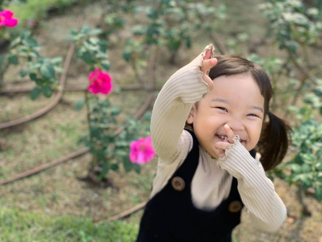 あゆちゃんさんのインスタグラム写真 - (あゆちゃんInstagram)「🌹🌹🌹 ⁑ ⁑ 我が家のマンネBTS好きすぎてラッパーなりました🤘🏻 #ラップチビモンスター #YoYo #ちぇけら #ワッツアップ #あーは？ #ラップモンスター ⁑ あーさが着てるワンピースママ友たちに好評で🥰 可愛いなぁ女の子えぇなぁとチヤホヤされてます😇 #国民的妹 #にはなれない強め末っ子 #シャキシャキしすぎている ⁑ ワンピースとトップスはセットで得した気分どす〜🐰 @urbancherry_  ⁑ ⁑ 明日の雨しばく。」10月16日 21時35分 - ayuchan0819