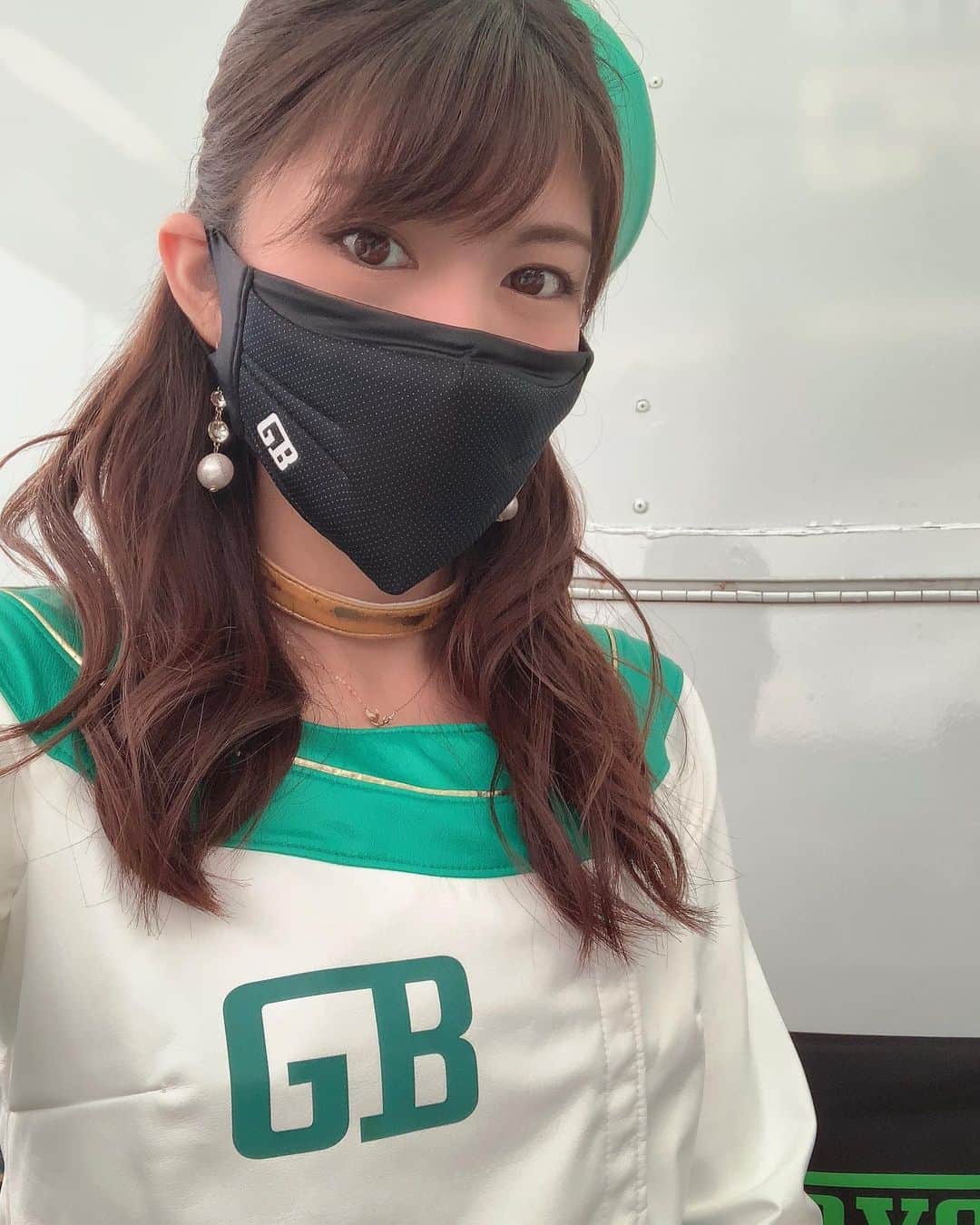 熊林保奈美のインスタグラム：「* . 雨の菅生終わっちゃったと思ったら チームは早々に86/BRZ raceで岡山に…😳 今日からとってぃとらんらんも岡山入り☺️ 私は今回もお休みです〜🐻 . . 今週も週末は雨なのかなぁ😖☔️ 今回はオープンクラスエントリー台数多いけど、 樫村選手は十勝の勢いそのままで 初表彰台見たいし、 プロクラスはオーポリと十勝を 払拭したレースが観たい🥺💚 エキスパートクラスには黒岩さんも出場してるから 全クラス注目だ〜☺️ . . #埼玉トヨペット #埼玉トヨペットgreenbrave #GreenBrave #86brzrace  #86race #埼玉トヨペットサポーターズ #レースクイーン #RQ #熊林保奈美 #道産子 #Japanesegirl #paddokgirls #pitgirl #instalike #맞팔 #selfie #selca」