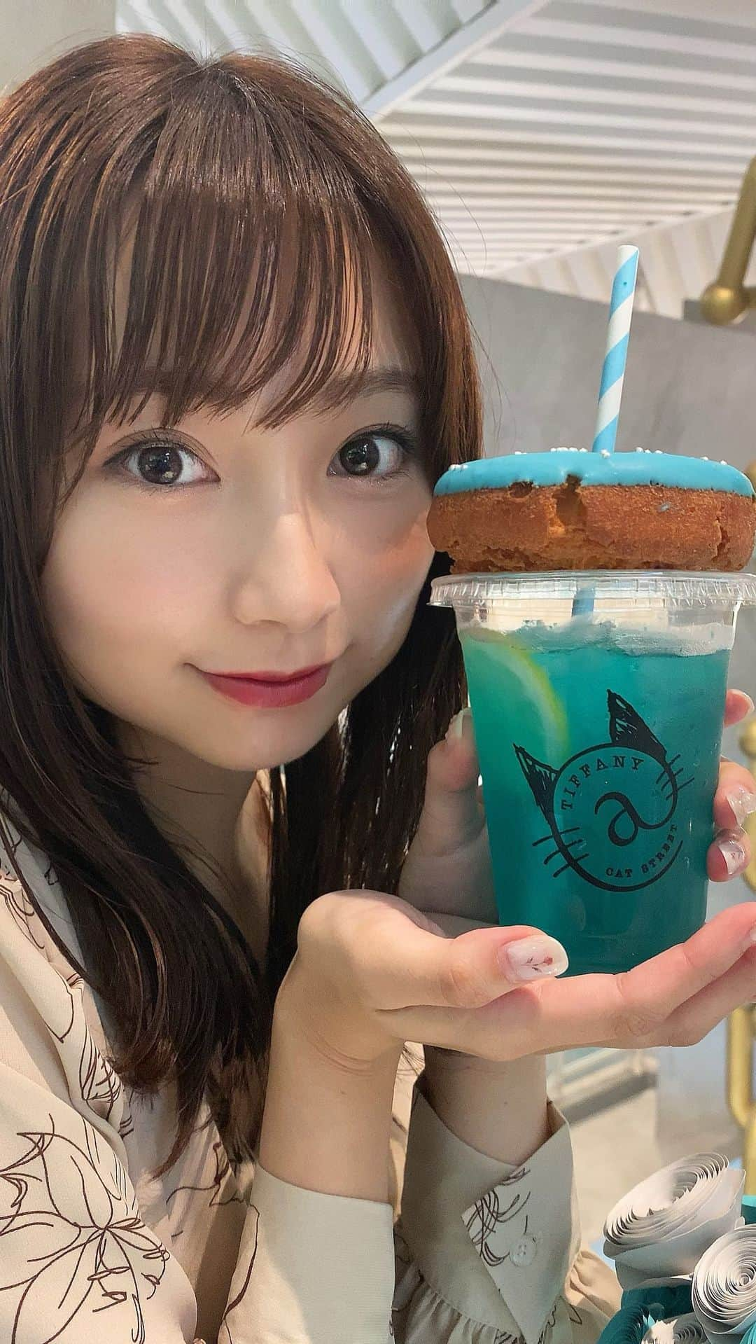 米徳京花のインスタグラム：「. Tiffany Cafe☕️💭   #tiffanyカフェ #tiffanyandco #tiffany #tiffanyblue #tiffanycatstreet #ティファニーカフェ #ティファニーブルー #ティファニーキャットストリート #キャットストリート #原宿カフェ #表参道カフェ #カフェ巡り」