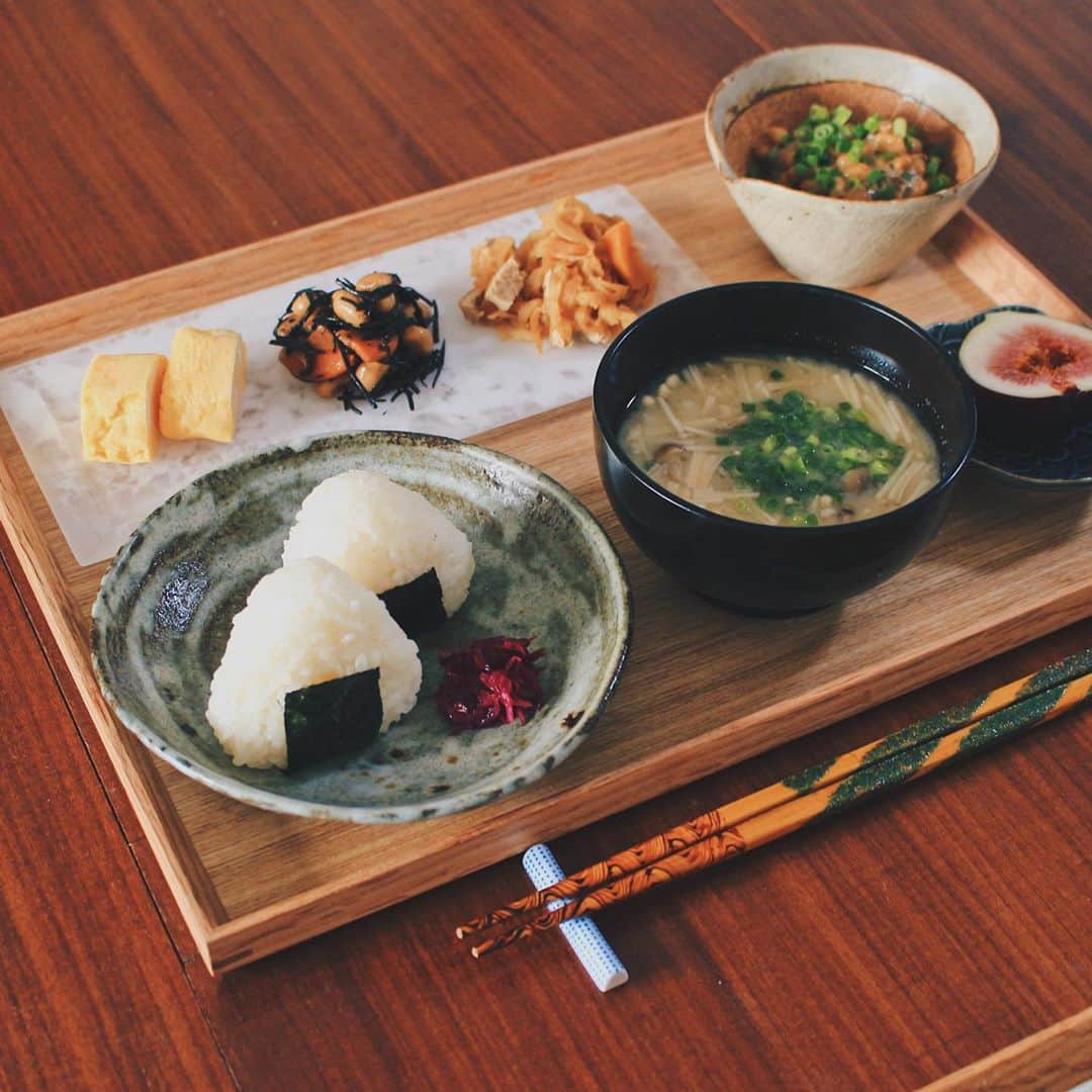 Kaori from Japanese Kitchenさんのインスタグラム写真 - (Kaori from Japanese KitchenInstagram)「おにぎりと定番おかず定食。新しいガラスの器がお気に入り。 ・ こんばんは。 今日の朝昼ごはん。 おにぎり定食でした。 金曜ということで 冷蔵庫にあるお惣菜をかき集めて 卵焼きを焼いて味噌汁を作って完成。 えみさん @himarwari_emi 主催の #まいにちがきねん日 のテーマが おにぎりアクションというわけで 今月も参加できました！ 忙しい時、手軽に食べられるのが おにぎりの良い所ですよね。 今日はバタバタしてるので ここら辺でおいとまします。 金曜日お疲れ様でした☺︎ ・ ・ 【おしながき】 おにぎり 菊の甘酢漬け えのきとしめじのお味噌汁 いちじく 納豆と醤油麹 切り干し大根の煮付け ひじきと大豆の煮物 卵焼き いちじく ＊今日は薬膳走り書きはお休みします＊ ・ ・ ・ ・ 2020.10.16 Fri Hi from Tokyo! Here’s Japanese breakfast:Rice balls, miso soup, natto, simmered dried radish, simmered hijiki seaweed, rolled egg omelet, and fresh fig as a dessert. ・ ・ ・ ・ #Japanesefood #breakfast #朝ごはん #おうちごはん #早餐 #薬膳 #うつわ #自炊 #家庭料理 #清岡幸道 #砂田夏海 #おにぎり #一汁三菜 #阿部春弥 #onigiriaction」10月16日 21時49分 - coco_kontasu