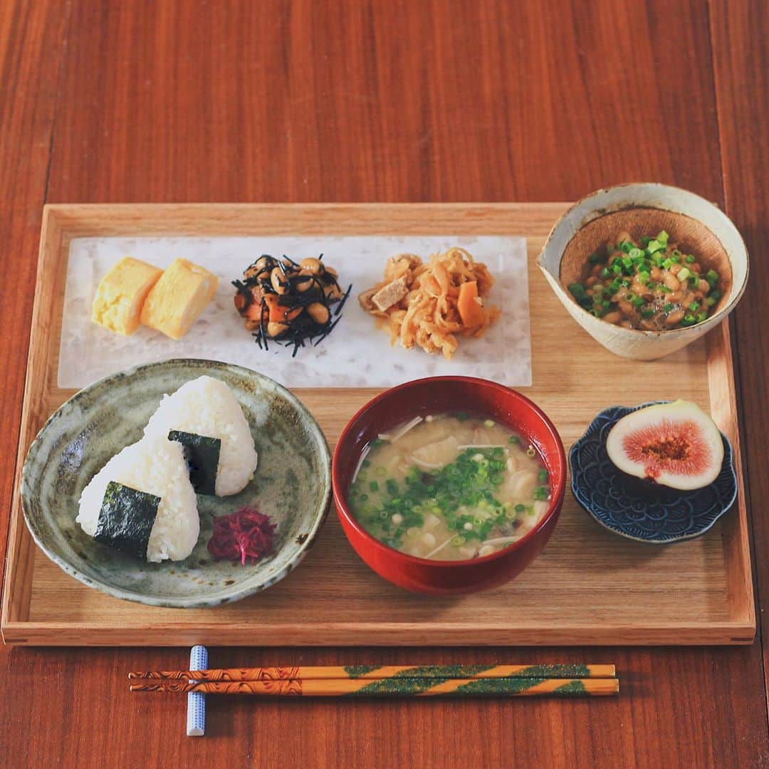 Kaori from Japanese Kitchenのインスタグラム：「おにぎりと定番おかず定食。新しいガラスの器がお気に入り。 ・ こんばんは。 今日の朝昼ごはん。 おにぎり定食でした。 金曜ということで 冷蔵庫にあるお惣菜をかき集めて 卵焼きを焼いて味噌汁を作って完成。 えみさん @himarwari_emi 主催の #まいにちがきねん日 のテーマが おにぎりアクションというわけで 今月も参加できました！ 忙しい時、手軽に食べられるのが おにぎりの良い所ですよね。 今日はバタバタしてるので ここら辺でおいとまします。 金曜日お疲れ様でした☺︎ ・ ・ 【おしながき】 おにぎり 菊の甘酢漬け えのきとしめじのお味噌汁 いちじく 納豆と醤油麹 切り干し大根の煮付け ひじきと大豆の煮物 卵焼き いちじく ＊今日は薬膳走り書きはお休みします＊ ・ ・ ・ ・ 2020.10.16 Fri Hi from Tokyo! Here’s Japanese breakfast:Rice balls, miso soup, natto, simmered dried radish, simmered hijiki seaweed, rolled egg omelet, and fresh fig as a dessert. ・ ・ ・ ・ #Japanesefood #breakfast #朝ごはん #おうちごはん #早餐 #薬膳 #うつわ #自炊 #家庭料理 #清岡幸道 #砂田夏海 #おにぎり #一汁三菜 #阿部春弥 #onigiriaction」