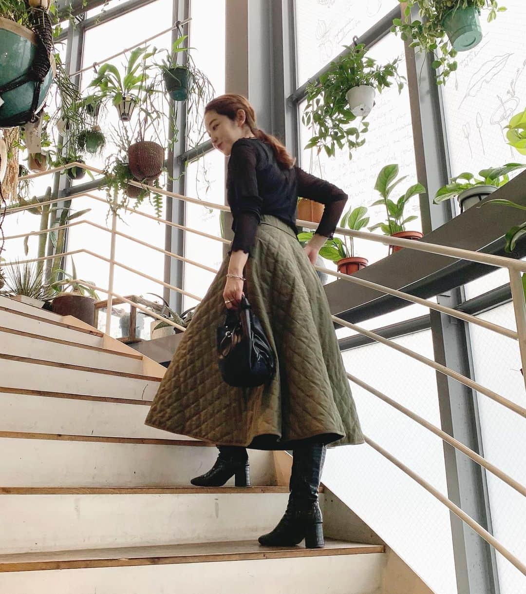 mina hinokuchiのインスタグラム：「. ちょっと前に白金にお買い物に行った時のコーデ🍁🍁 お気に入りのスカートをブラックで合わせてミリタリーコーデに . 最近はキルティングアイテムを収集中◎ 実は今日も帰りにお店に寄ってキルティングのミニスカートを購入しました😳 辛めに着こなすのが気分です🖤 . . #whoswhochico #salonbychico #フーズフーチコ　#キルティングスカート　#ミリタリーコーデ #この日着てたチュールトップスは2色買い😎」