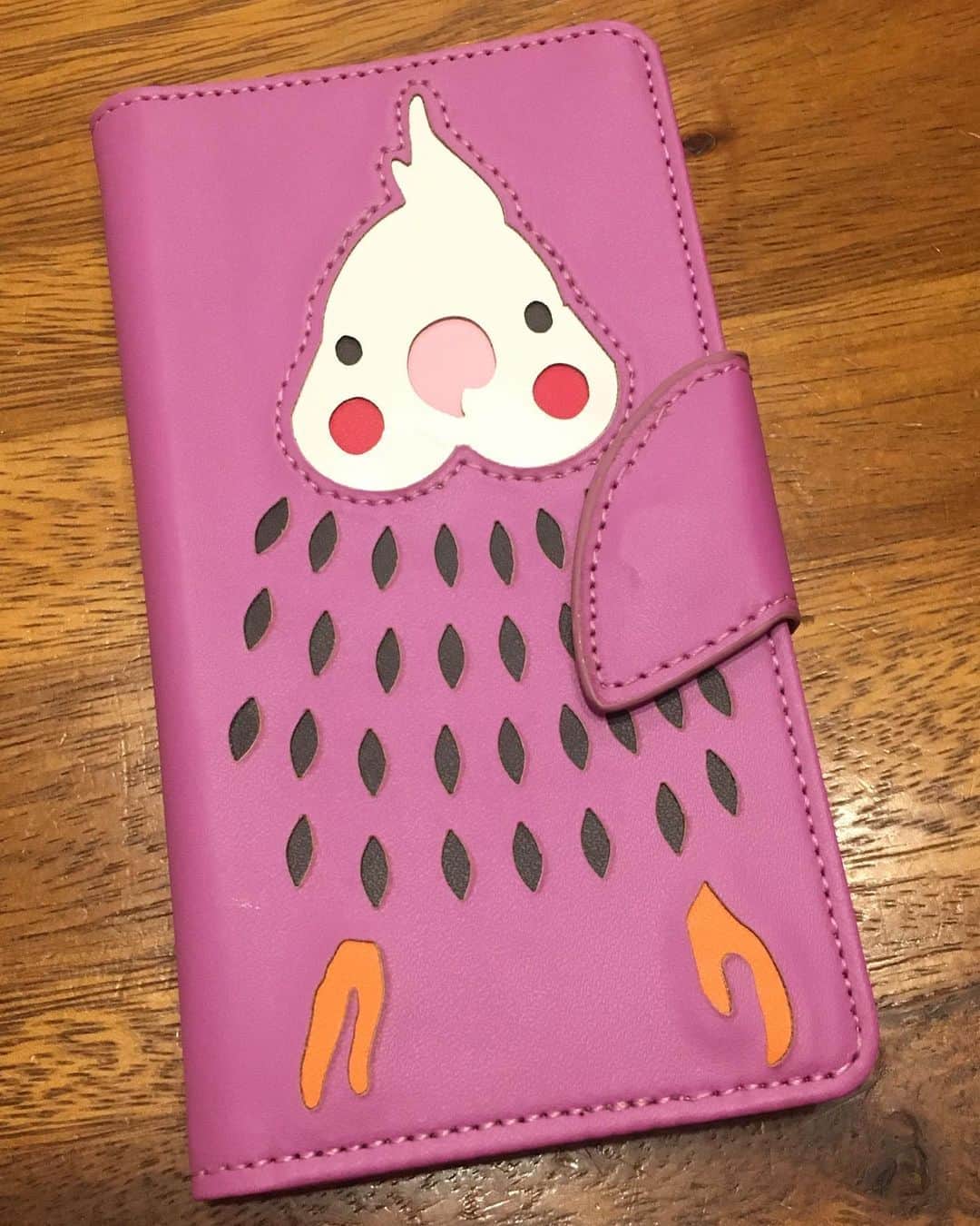 六車奈々さんのインスタグラム写真 - (六車奈々Instagram)「オカメインコのスマホケースが届きました\(//∇//)\  鳥好きインコ好きにはたまらん。  羽で閉じるんだよー！ コーフン！  #オカメインコ #スマホケース #可愛すぎて #悶絶」10月16日 21時46分 - nanarokusha
