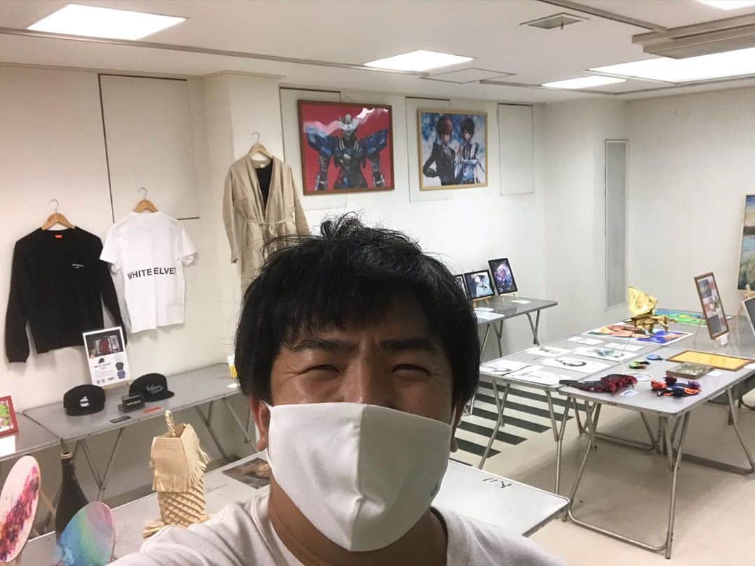 梶剛のインスタグラム：「かじ笑店のライブ終わりに、 明後日から行う、『KAJI讃岐芸術祭』の準備だぁー！！  香川でうまれた才能を香川の方に観てもらいたい！  やるぞー٩( ᐛ )و  ‪#香川県‬ ‪#かじ笑店‬」