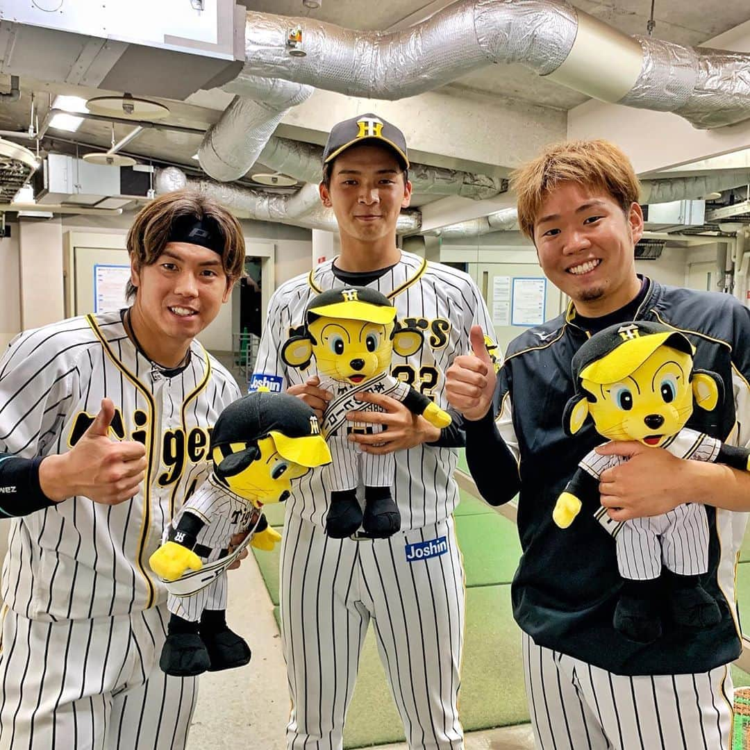 阪神タイガースさんのインスタグラム写真 - (阪神タイガースInstagram)「今日のヒーロー井上広大選手＆西選手＆梅野選手‼️  #井上広大 選手 #プロ初ヒット #プロ初ヒーロー  #西勇輝 選手 #ナイスピッチング #10勝目 ✨ #梅野隆太郎 選手 #ナイスホームラン #今日のヒーロー #阪神タイガース #its勝笑timeオレがヤル」10月16日 21時46分 - hanshintigers_official