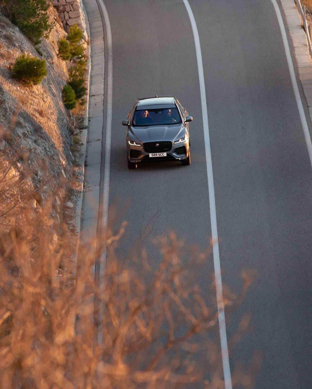 Jaguarさんのインスタグラム写真 - (JaguarInstagram)「Golden hour.  #Jaguar #FPACE #Premium #Luxury #Performance #SUV #EV #PHEV #MHEV #Hybrid #AWD #ElectricCars #Technology #CarsofInstagram」10月16日 21時47分 - jaguar