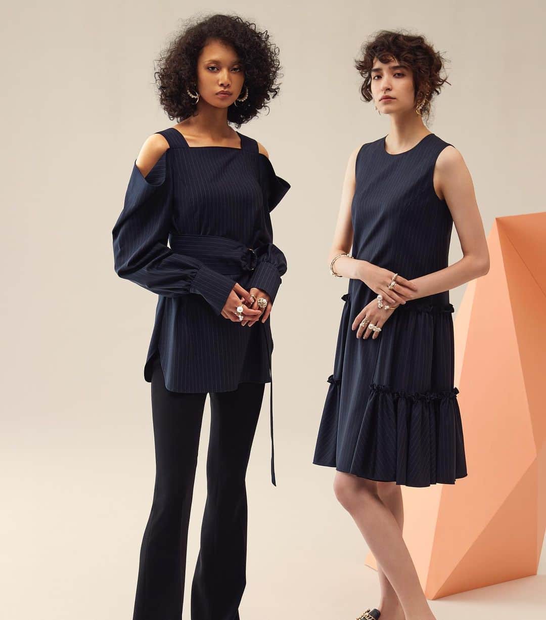 のインスタグラム：「#ADEAM Fall/Winter 2020 Collection was inspired by Kemari, a Japanese sport popular among aristocrats during the Heian period. To capture the movement and volume of the Kemari costumes, designer #HanakoMaeda embraces voluminous silhouettes and adds her touch of “kawaii” and femininity with lush ruffles and soft wide belts.」