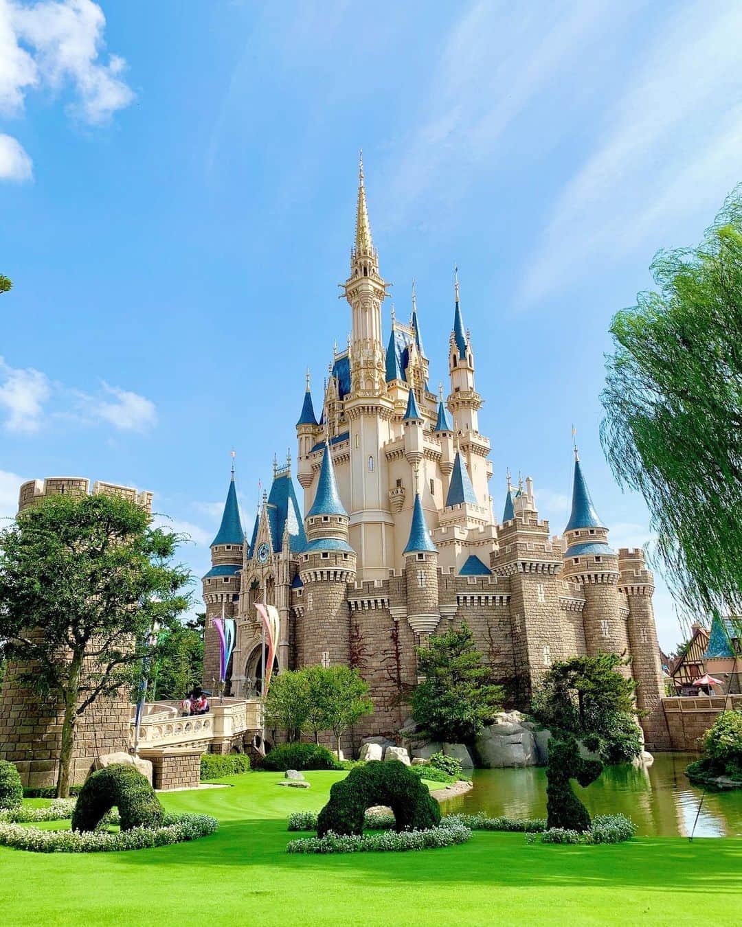上坂由莉のインスタグラム：「﻿ ﻿ \ \ Tokyo DisneyLand 🏰 / /﻿ ﻿ 今までみたいには行けないけど﻿ やっぱり夢が沢山詰まった場所💗﻿ 何回行っても違う発見と違った感情が生まれる🌹﻿ ﻿ ﻿ 次いつ行けるのかな〜🥺🎠﻿ 一昨日は新エリアの抽選ベイマックスと﻿ 美女と野獣が当たったよ〜🥰﻿ ﻿ ﻿ 両アトラクションともまさかの撮影OKで﻿ バッチリ綺麗に撮れた🎥﻿ ネタバレになるから載せなかったんやけど﻿ 想い出に残しておきたいので﻿ リールにしてアップします〜😍﻿ ﻿ ﻿ ネタバレがやな方は再生しないように﻿ 気をつけてください⚠️﻿ ﻿ ﻿ #tokyodrisneyresort #tokyodisneyland #TDR #TDL﻿ #シンデレラ城 #ディズニーランド #ディズニーリゾート」