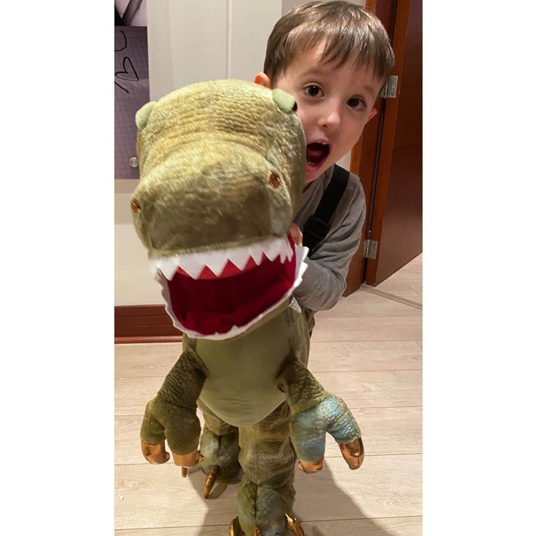 Carolina Cruz Osorioさんのインスタグラム写真 - (Carolina Cruz OsorioInstagram)「• Tenemos un T-REX en esta casa que nos dice que le va a prestar sus dinosaurios chiquitos a Salvador porque es chiquito y el jugará con los grandes porque es muy grande jajajaja TE AMOOOOO 🦖🦖🦖 el disfraz lo conseguí en @storebohocali」10月16日 21時54分 - carolinacruzosorio