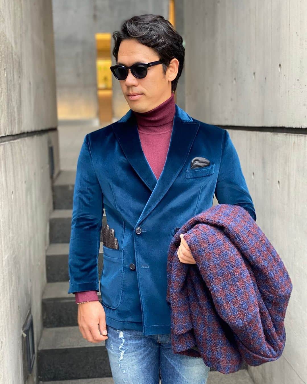 小川泰弘のインスタグラム：「日々生きてることを祝いましょう！  ファンの会の洋服を選ぶのが自分の楽しみです！  残り試合は少ないですが、最後まで全力投球で攻め抜いていきます！  #小川泰弘 #ライアン小川 #ヤクルトスワローズ #bless up」