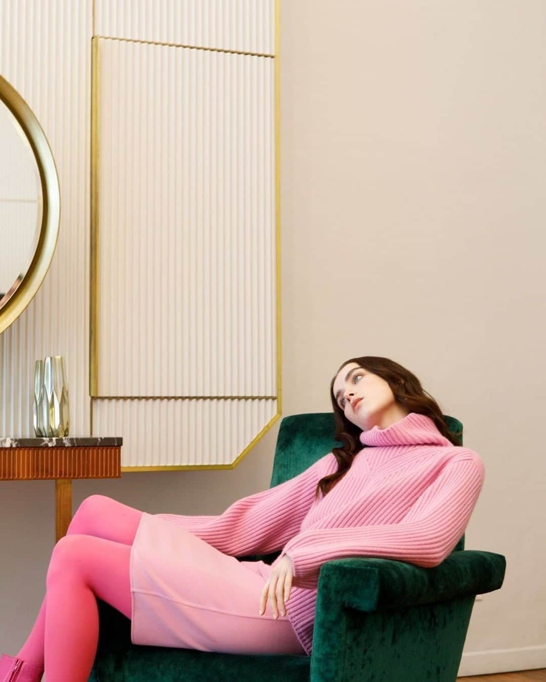 ミラショーンさんのインスタグラム写真 - (ミラショーンInstagram)「Pink on a green velvet armchair  ⠀ ⠀ #milaschon #pinkdress  #pinkdresses #pinksocks  #lovepink  #pinksweater #fashioneditorial」10月16日 21時57分 - milaschon_official