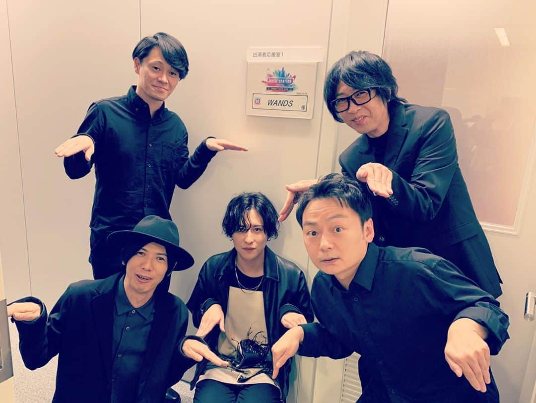 WANDSさんのインスタグラム写真 - (WANDSInstagram)「MUSIC  STATIONに出演させて頂きました！新ボーカル上原大史を存分に楽しんで頂けたでしょうか。  生放送は緊張しますね！  #WANDS  #第5期  #上原大史  #柴崎浩  #木村真也 #Mステ #ミュージックステーション #世界が終るまでは… #ホッとしました」10月16日 22時07分 - wands_official