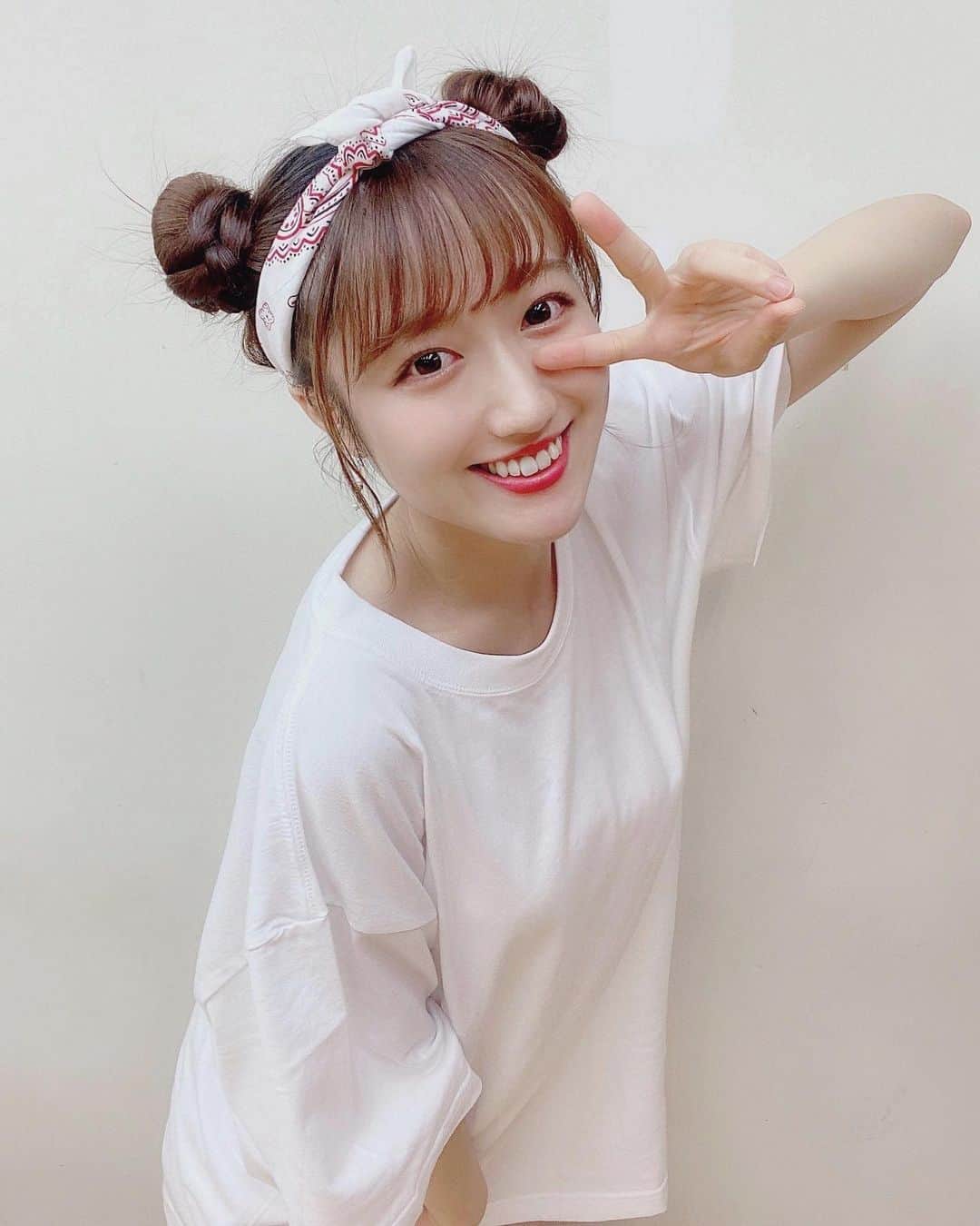 伊咲萌香のインスタグラム：「🤍🤍﻿ ﻿ 運動会の白組みたい…🧸🏳️﻿ ﻿ #Tシャツコーデ#お団子#くまさんヘアー#白t#バンダナアレンジ#おーえすゆー#伊咲萌香#名古屋#アイドル﻿ #nagoya#osu#idol」