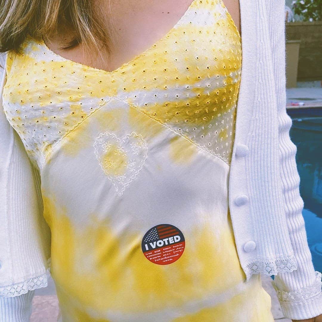 ダニジョーのインスタグラム：「@kirkdorf making lemonade out of lemons in our Limoncello Embroidered Tie-Dye Slip Dress 🍋🎯 #vote」