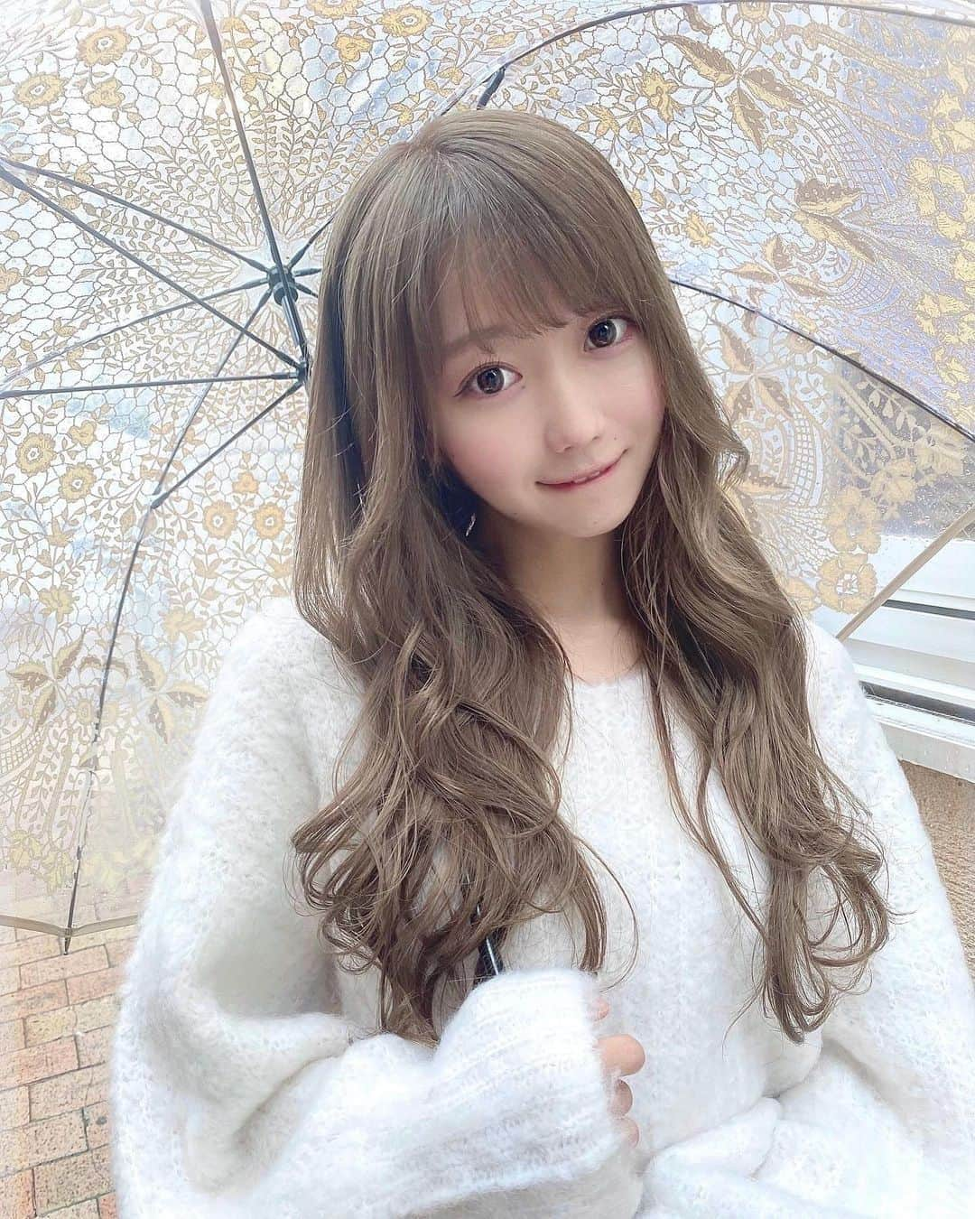 大谷映美里さんのインスタグラム写真 - (大谷映美里Instagram)「⛄️ ㅤㅤㅤㅤㅤㅤㅤㅤㅤㅤㅤㅤㅤ 少し前、#emuclaret でヘアメンテナンスに🤍 いつもありがとうございます✨ ㅤㅤㅤㅤㅤㅤㅤㅤㅤㅤㅤㅤㅤ 冬のミルクティーカラー、甘くて可愛いよね♡ﾞ どんな時も希望に沿ったヘアスタイルにしてくださいます☁️ ㅤㅤㅤㅤㅤㅤㅤㅤㅤㅤㅤㅤㅤ 今は違う髪色なのだけどね、 このカラーもお気に入りだったなぁ🧸🍨 ㅤㅤㅤㅤㅤㅤㅤㅤㅤㅤㅤㅤㅤ 寒かったからふわふわのニットも着ちゃったよ❄️ #dazzlin のトップスと、#jillstuart のかさです🐇」10月16日 22時02分 - otani_emiri