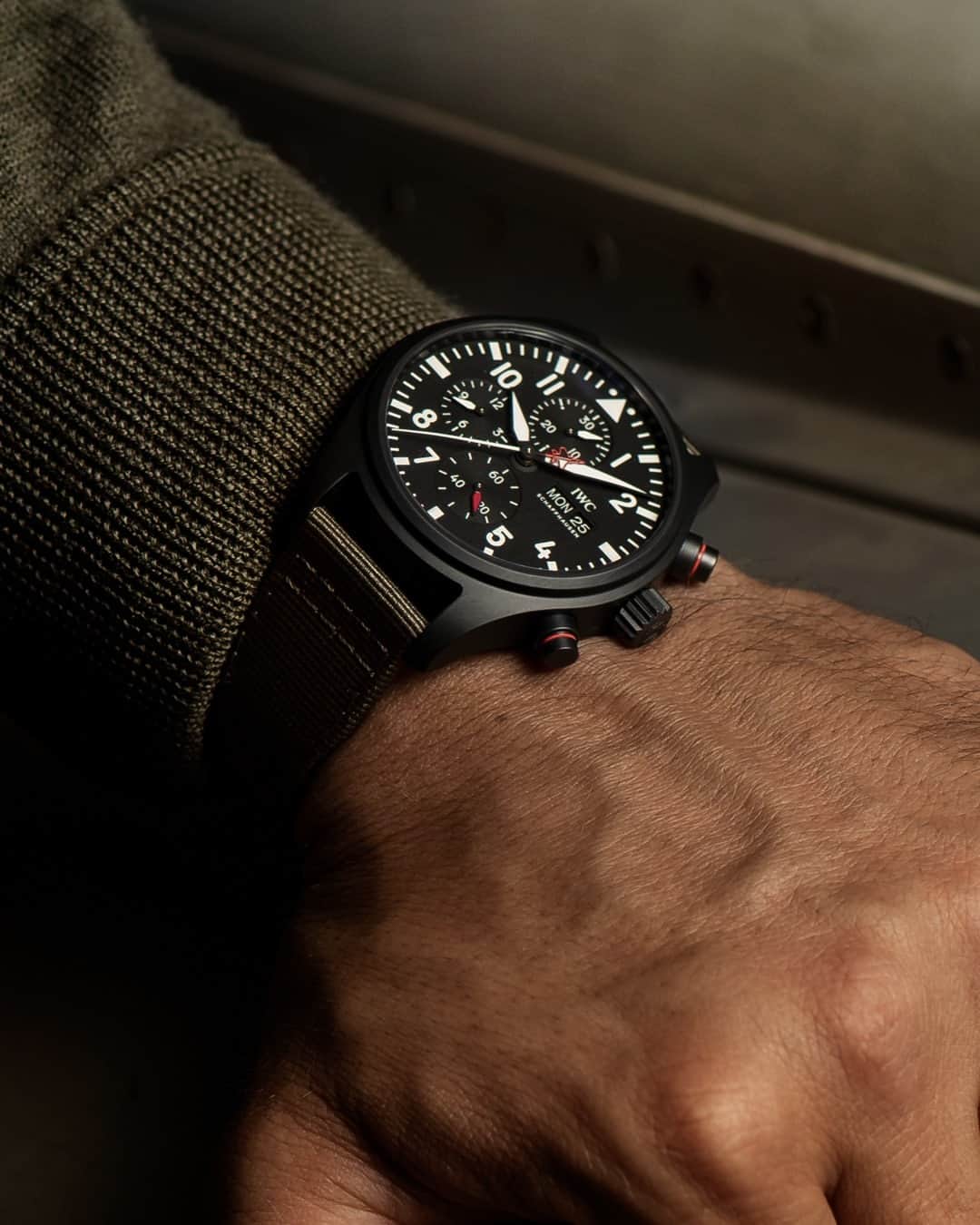 IWCさんのインスタグラム写真 - (IWCInstagram)「The #IWCPilot’s watch Chronograph Top Gun Edition SFTI (Ref. IW389104), is limited to 1500 pieces. It is made with extraordinarily robust materials to withstand the extreme strain that pilots experience in the cockpit of supersonic jets like the F/A-18 Super Hornet.」10月16日 22時05分 - iwcwatches