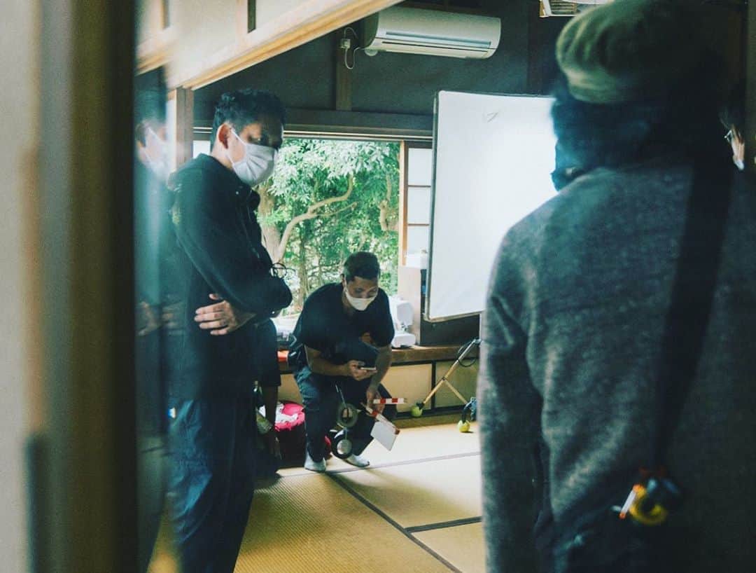 のインスタグラム：「『シュシュシュの娘』DAY15  素晴らしいおうちをお借りしての撮影。 ロケハン、草刈り、飾り込み、ずっとニコニコ応援してくださった大家さんに感謝です。　  https://motion-gallery.net/projects/irie-movie…  photo by 伊藤奨さん」